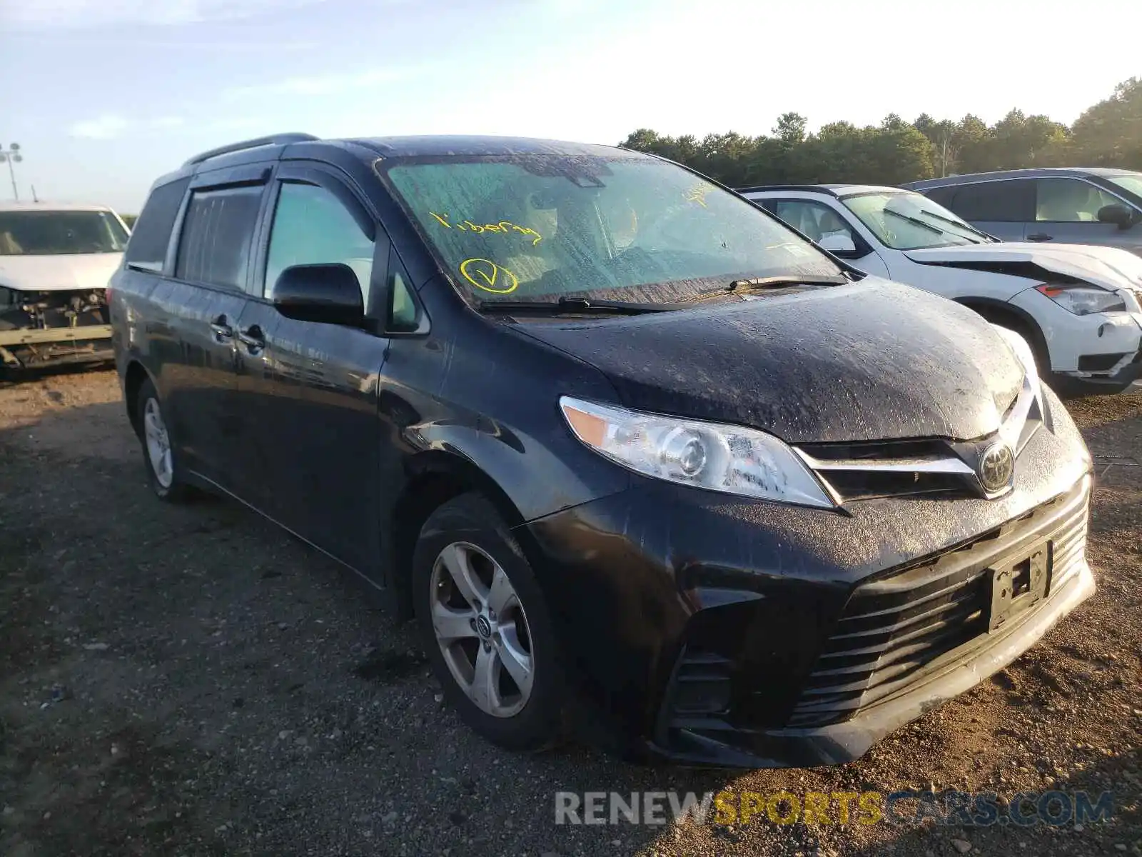 1 Photograph of a damaged car 5TDKZ3DC4KS985973 TOYOTA SIENNA 2019