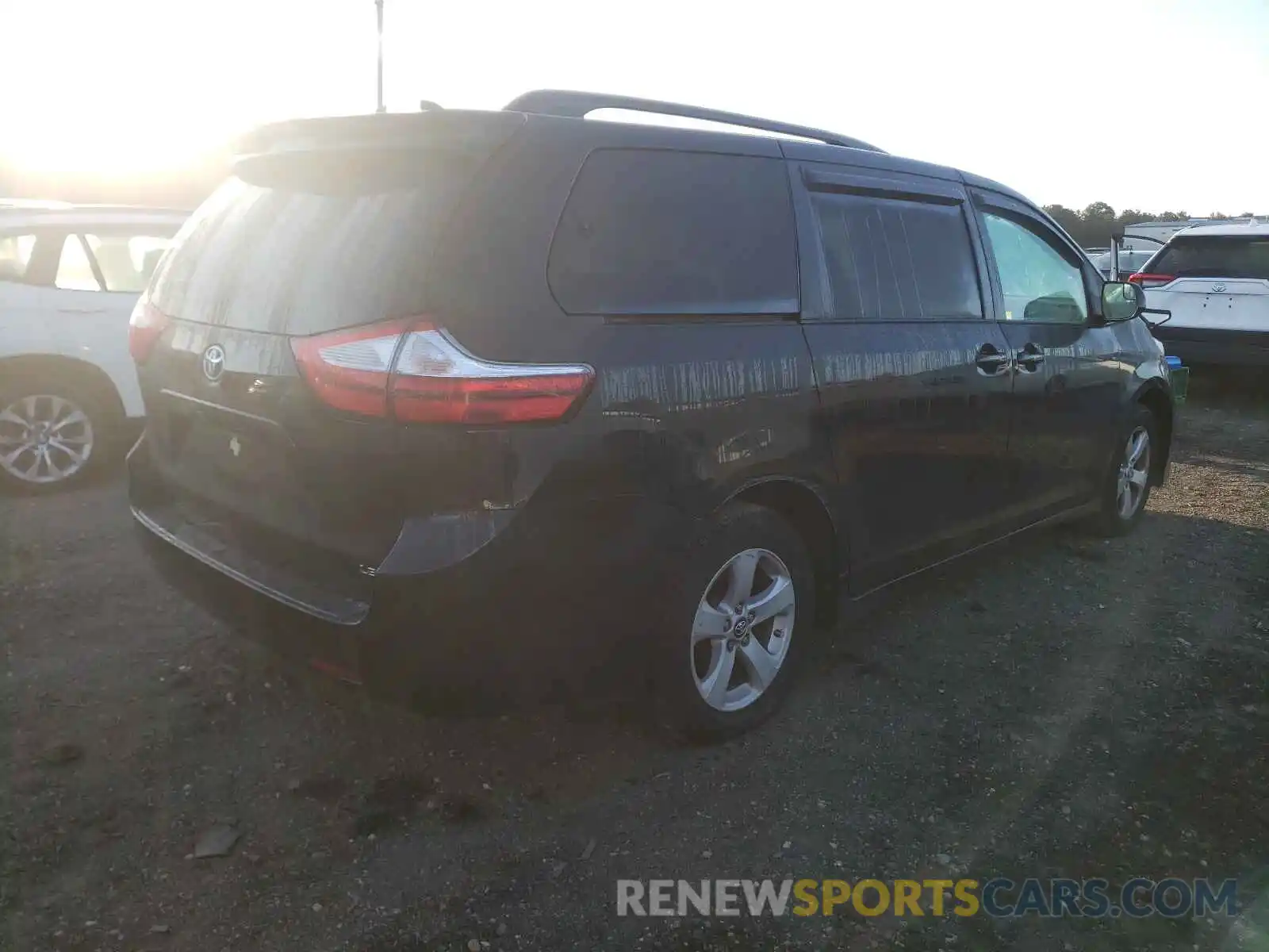 4 Photograph of a damaged car 5TDKZ3DC4KS985973 TOYOTA SIENNA 2019