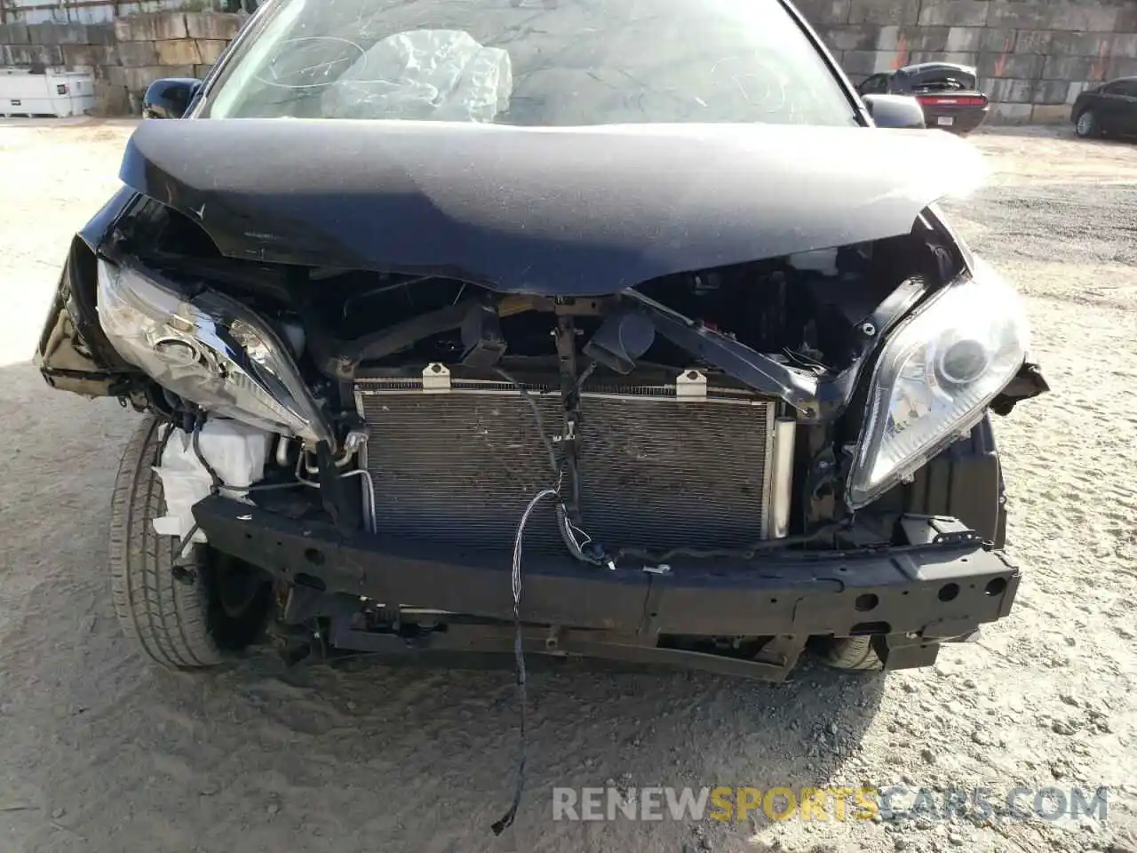 9 Photograph of a damaged car 5TDKZ3DC4KS992535 TOYOTA SIENNA 2019