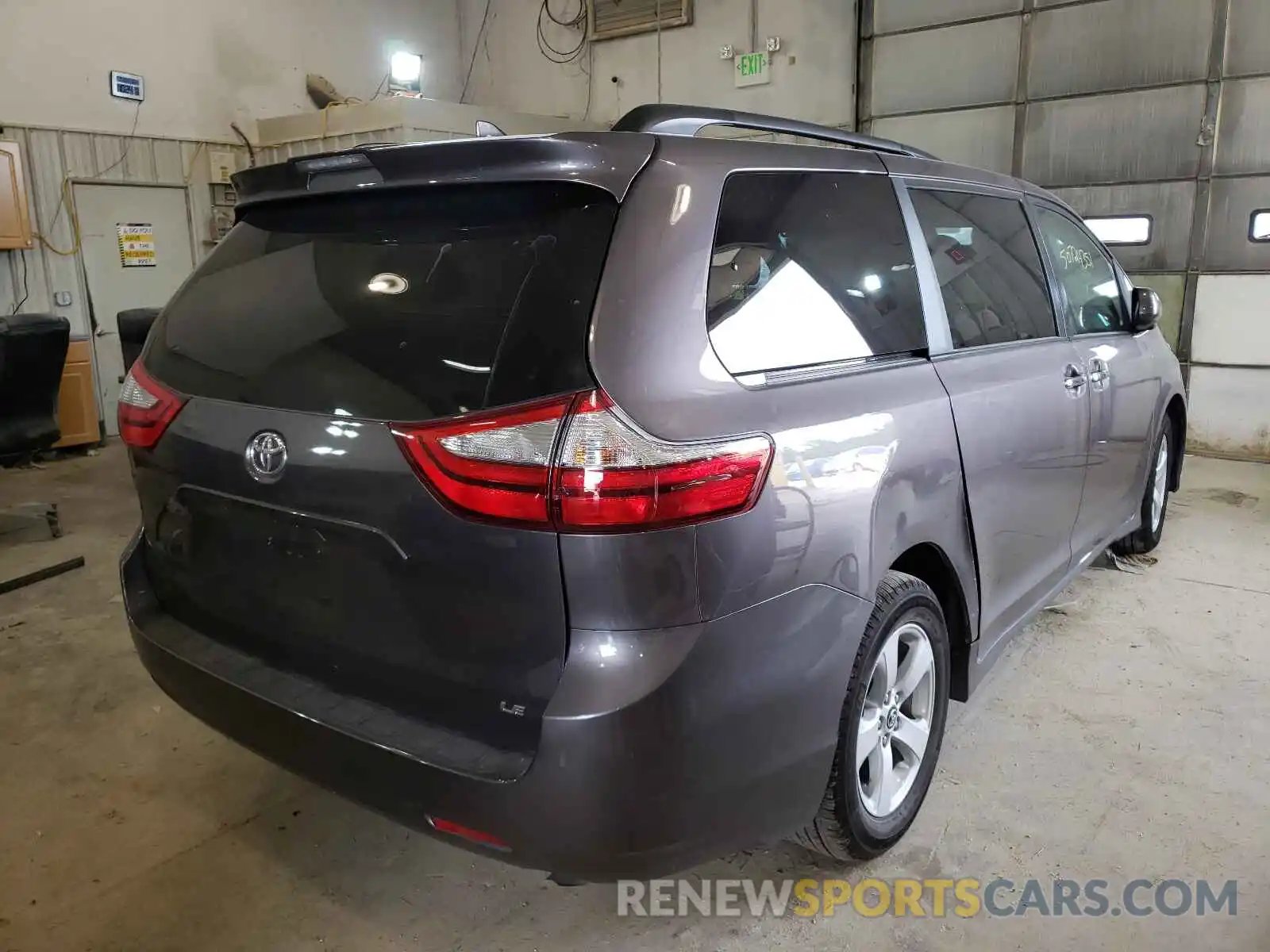 4 Фотография поврежденного автомобиля 5TDKZ3DC4KS993586 TOYOTA SIENNA 2019