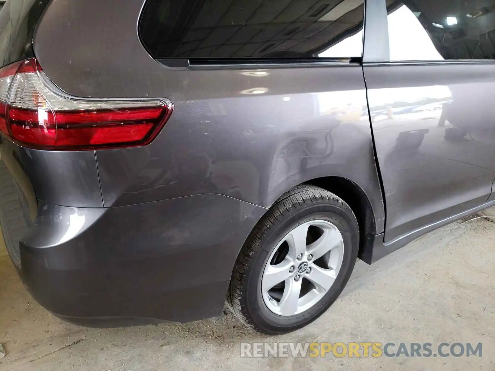 9 Photograph of a damaged car 5TDKZ3DC4KS993586 TOYOTA SIENNA 2019