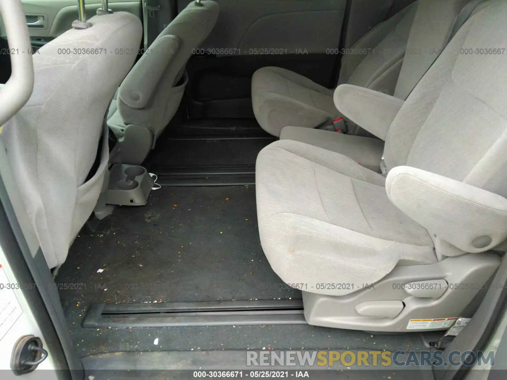 8 Photograph of a damaged car 5TDKZ3DC4KS996472 TOYOTA SIENNA 2019