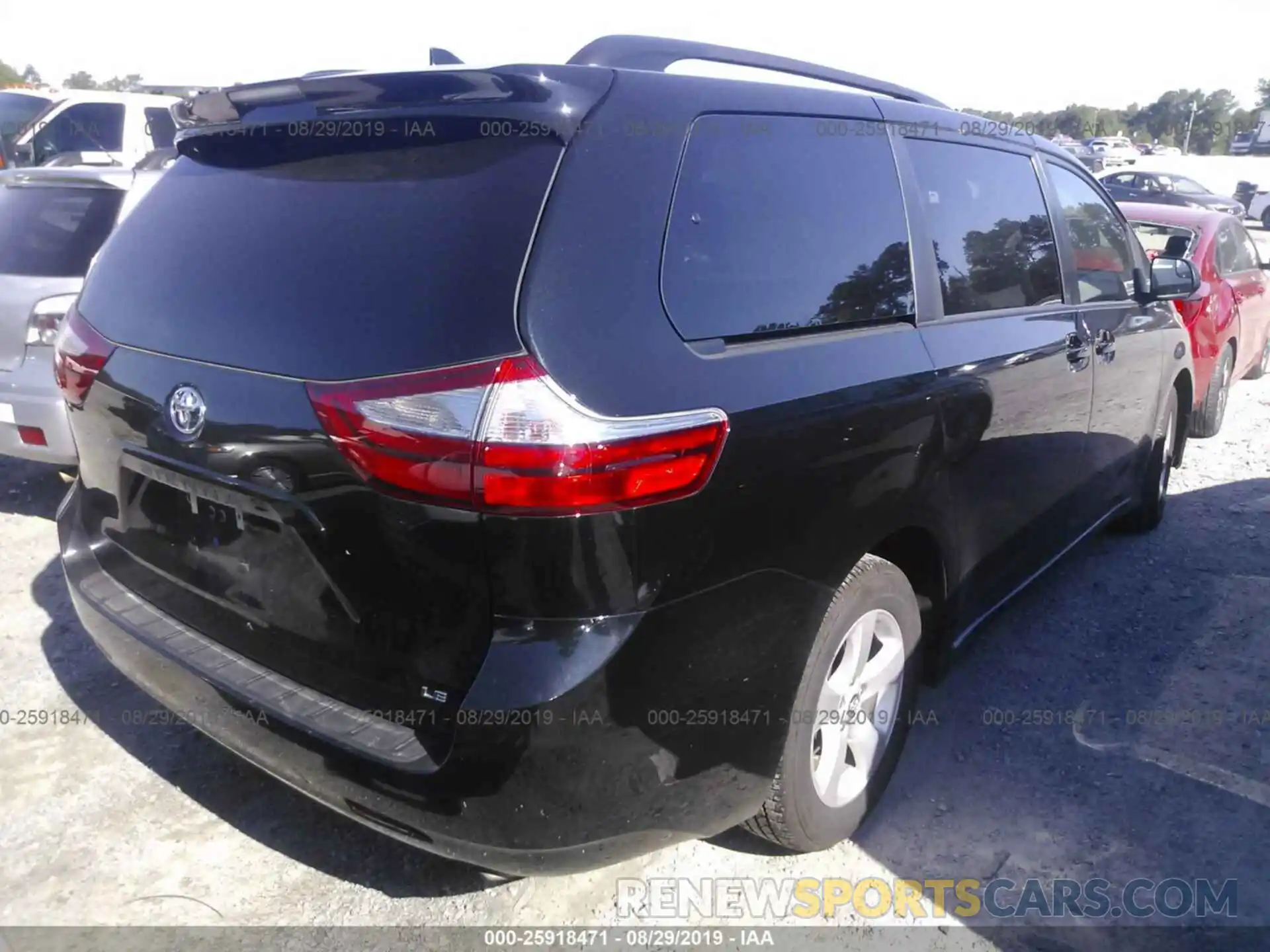 4 Photograph of a damaged car 5TDKZ3DC5KS010110 TOYOTA SIENNA 2019