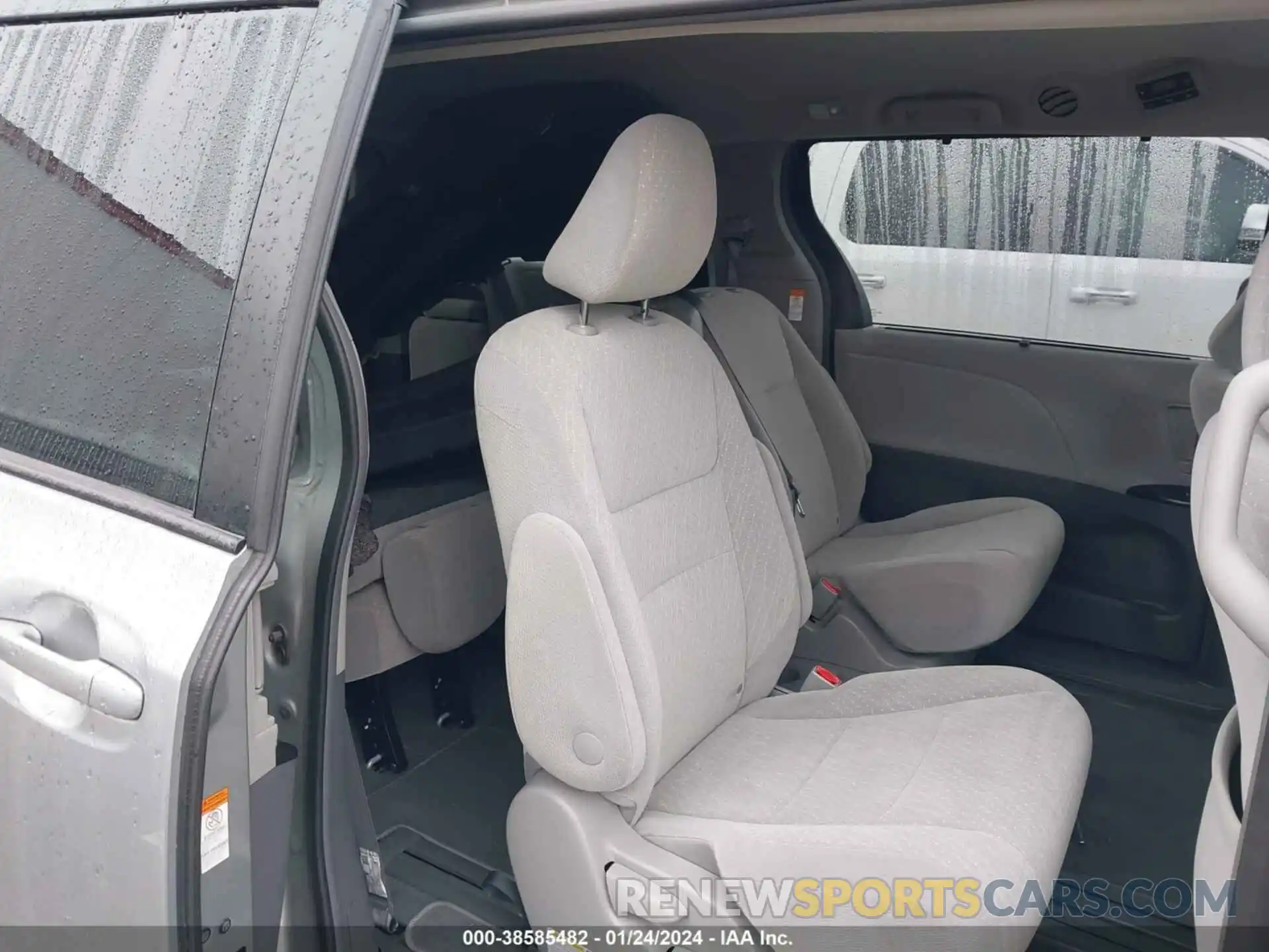 8 Photograph of a damaged car 5TDKZ3DC5KS012830 TOYOTA SIENNA 2019