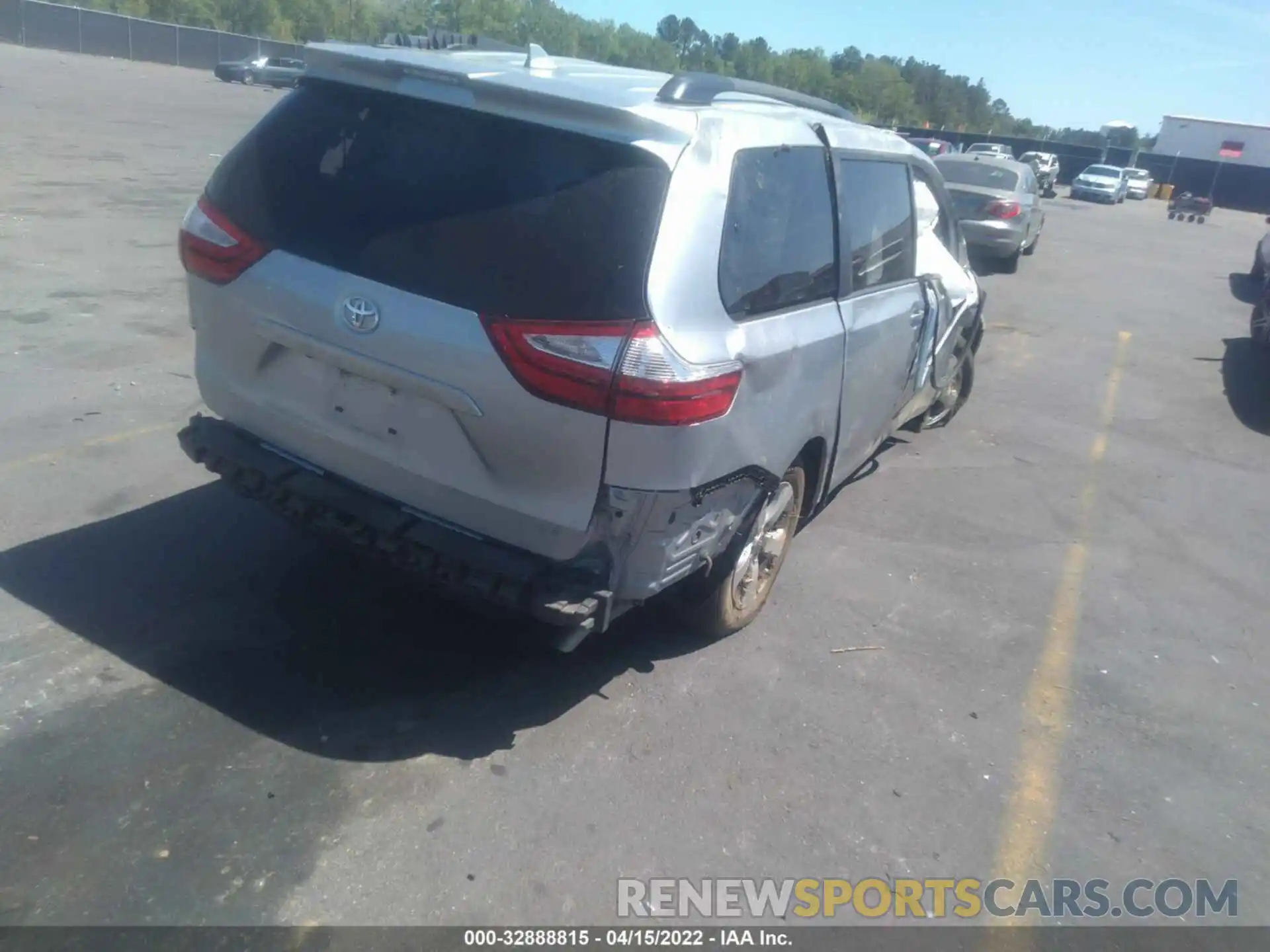 4 Photograph of a damaged car 5TDKZ3DC5KS967580 TOYOTA SIENNA 2019