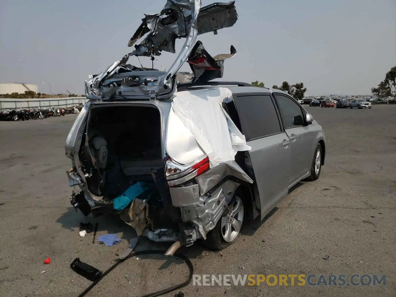 4 Photograph of a damaged car 5TDKZ3DC5KS968227 TOYOTA SIENNA 2019