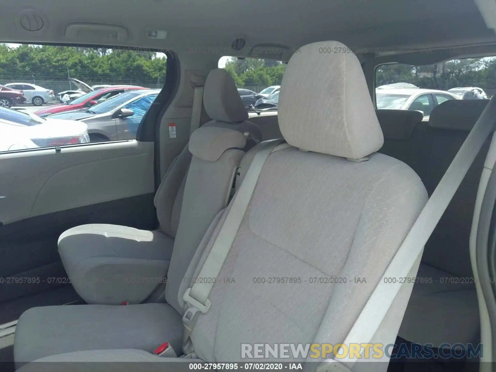 8 Photograph of a damaged car 5TDKZ3DC5KS969118 TOYOTA SIENNA 2019