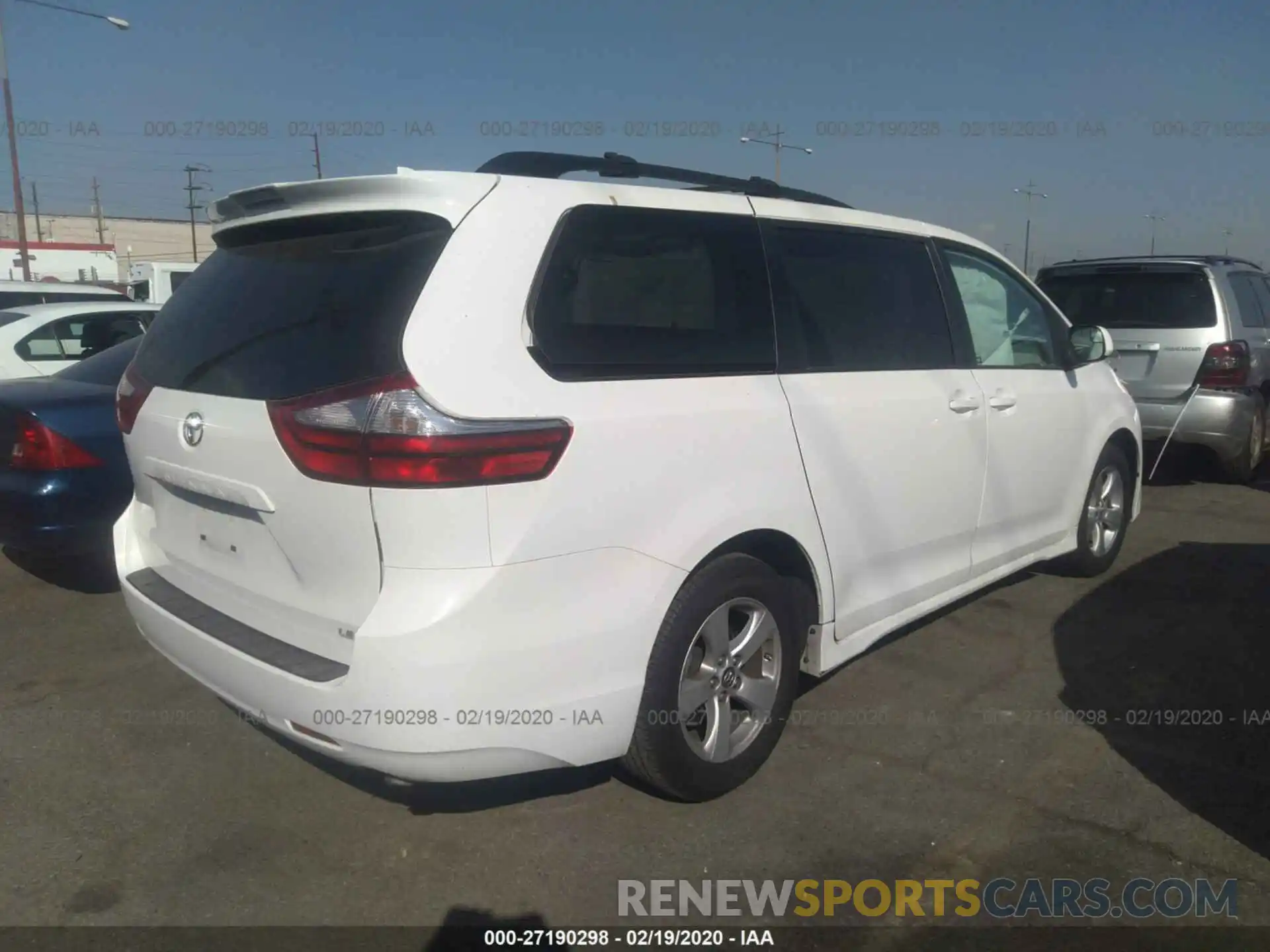 4 Photograph of a damaged car 5TDKZ3DC5KS970818 TOYOTA SIENNA 2019