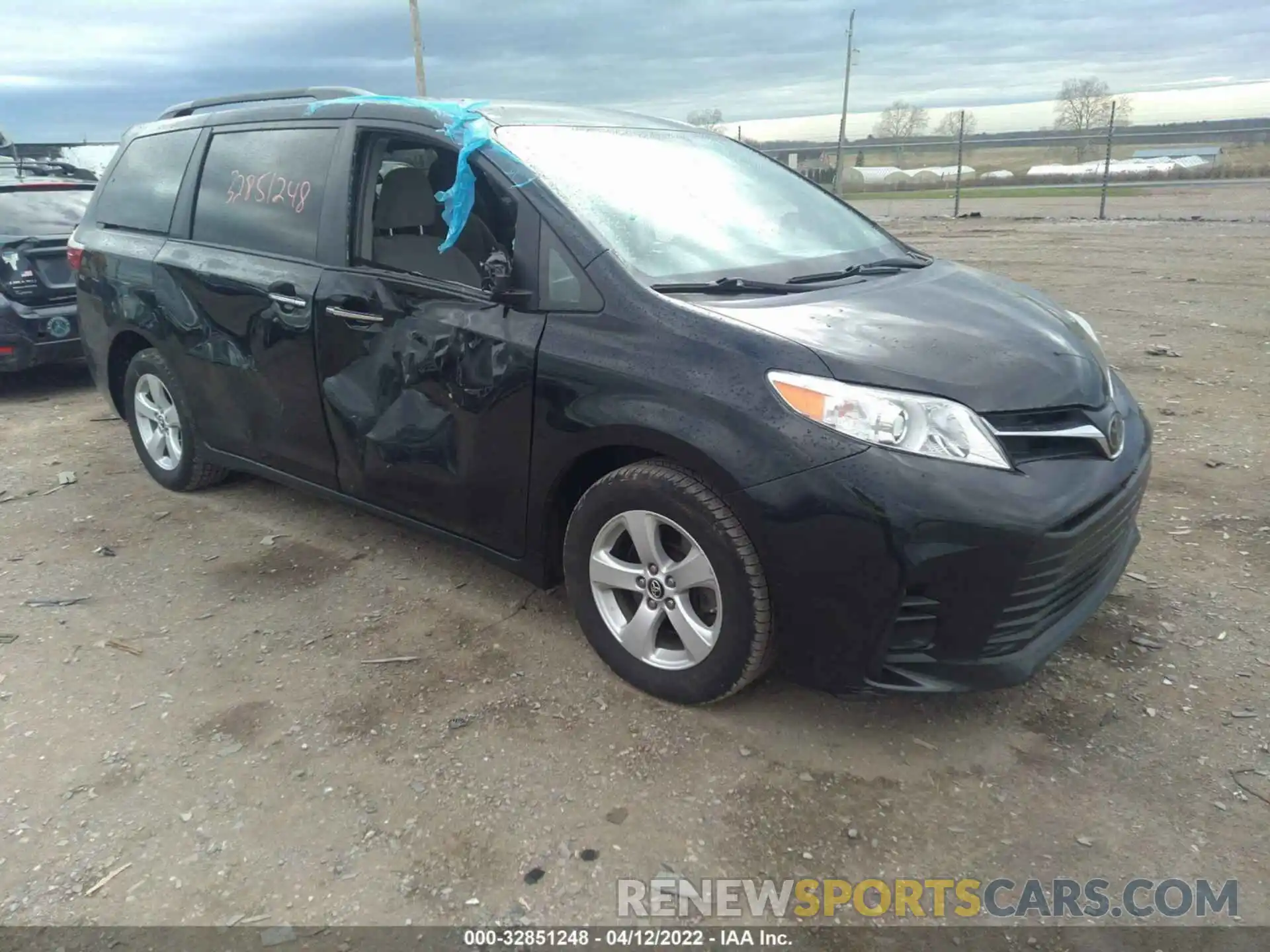 1 Photograph of a damaged car 5TDKZ3DC5KS975615 TOYOTA SIENNA 2019