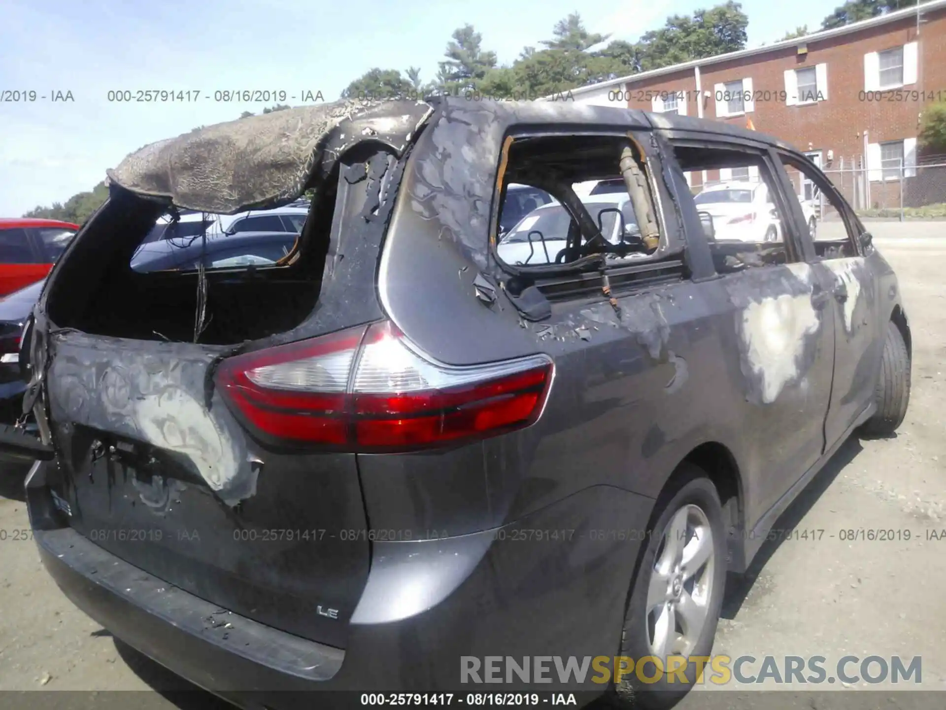 4 Photograph of a damaged car 5TDKZ3DC5KS976506 TOYOTA SIENNA 2019