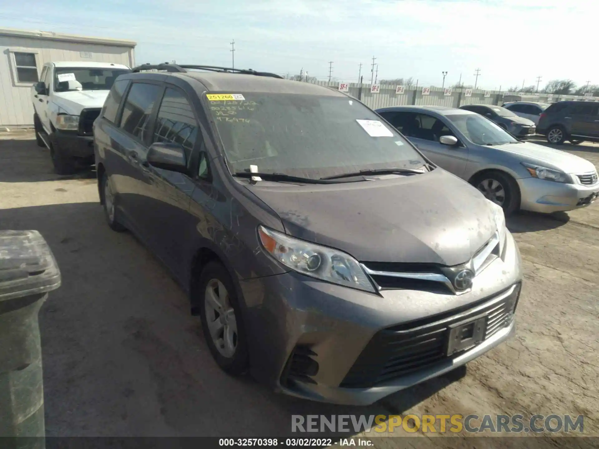 1 Photograph of a damaged car 5TDKZ3DC5KS976974 TOYOTA SIENNA 2019