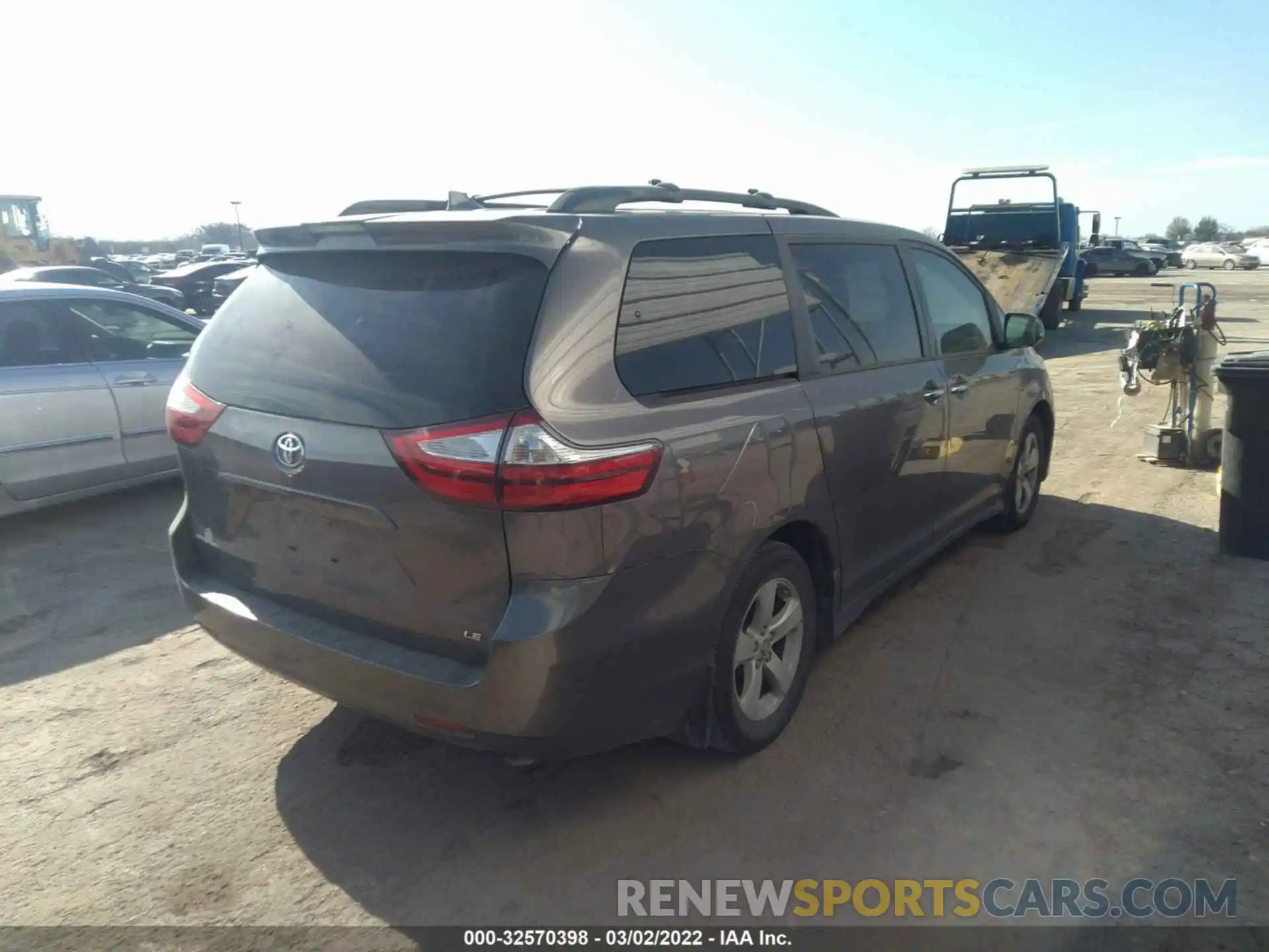 4 Фотография поврежденного автомобиля 5TDKZ3DC5KS976974 TOYOTA SIENNA 2019