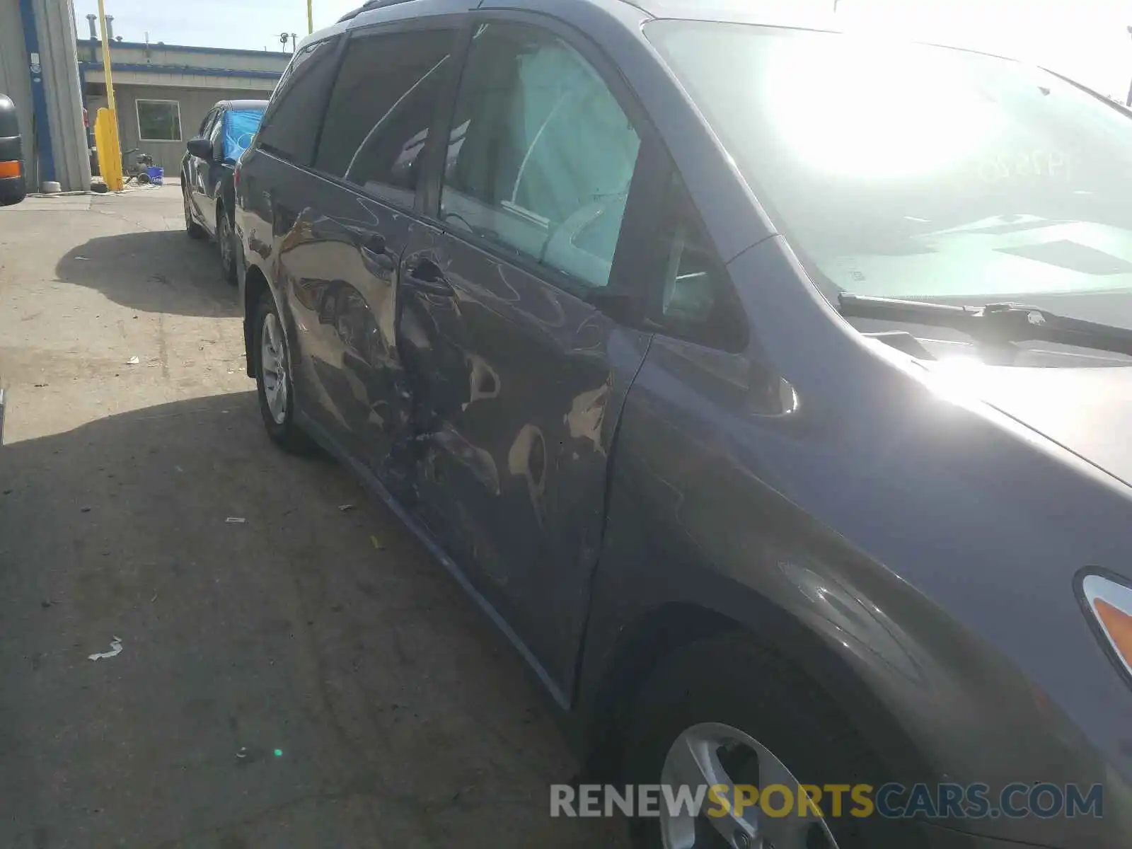 9 Photograph of a damaged car 5TDKZ3DC5KS983357 TOYOTA SIENNA 2019