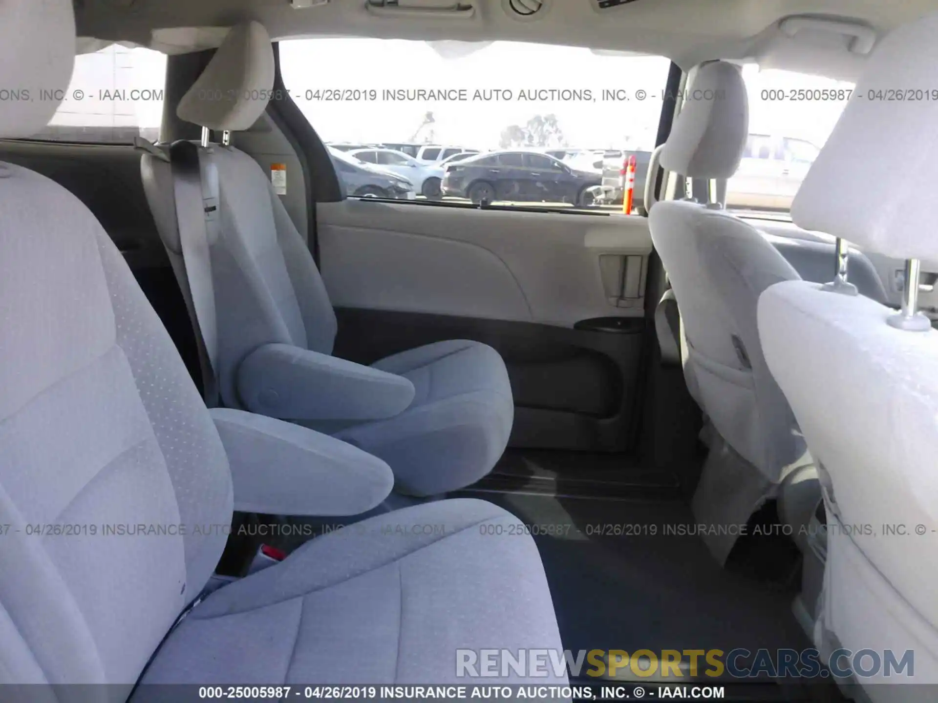 8 Photograph of a damaged car 5TDKZ3DC5KS999526 TOYOTA SIENNA 2019