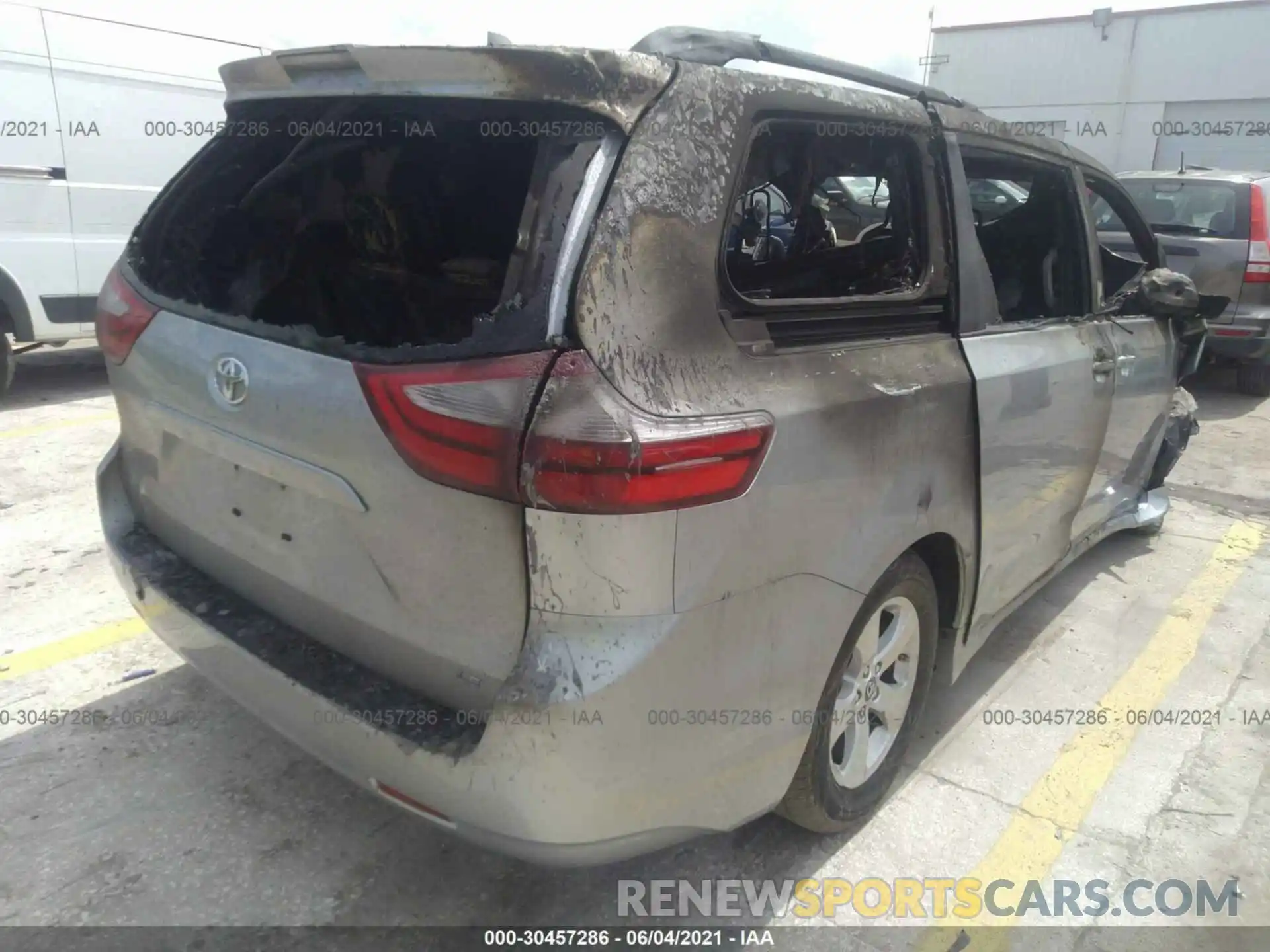 4 Photograph of a damaged car 5TDKZ3DC6KS002288 TOYOTA SIENNA 2019