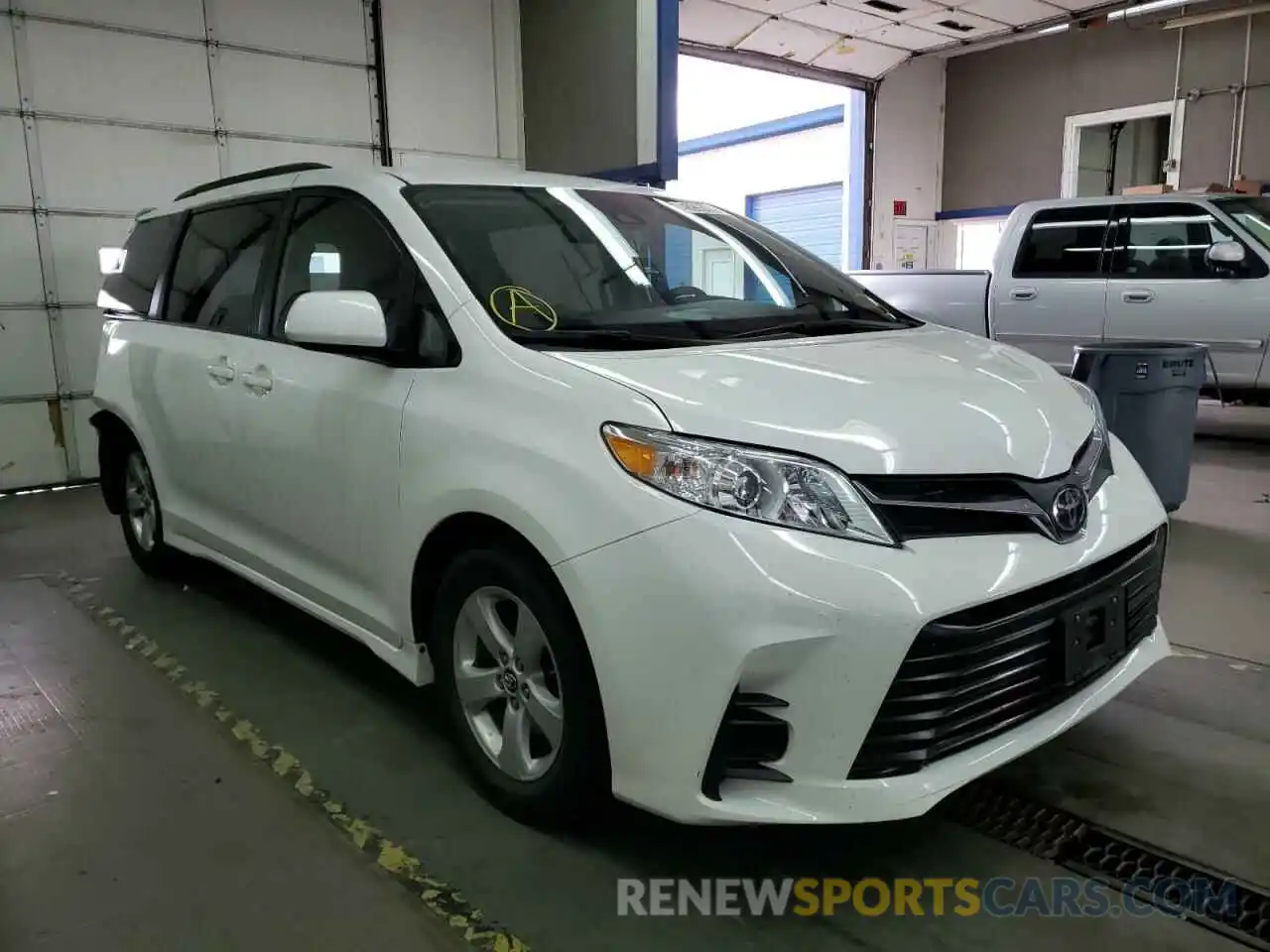 1 Photograph of a damaged car 5TDKZ3DC6KS002386 TOYOTA SIENNA 2019