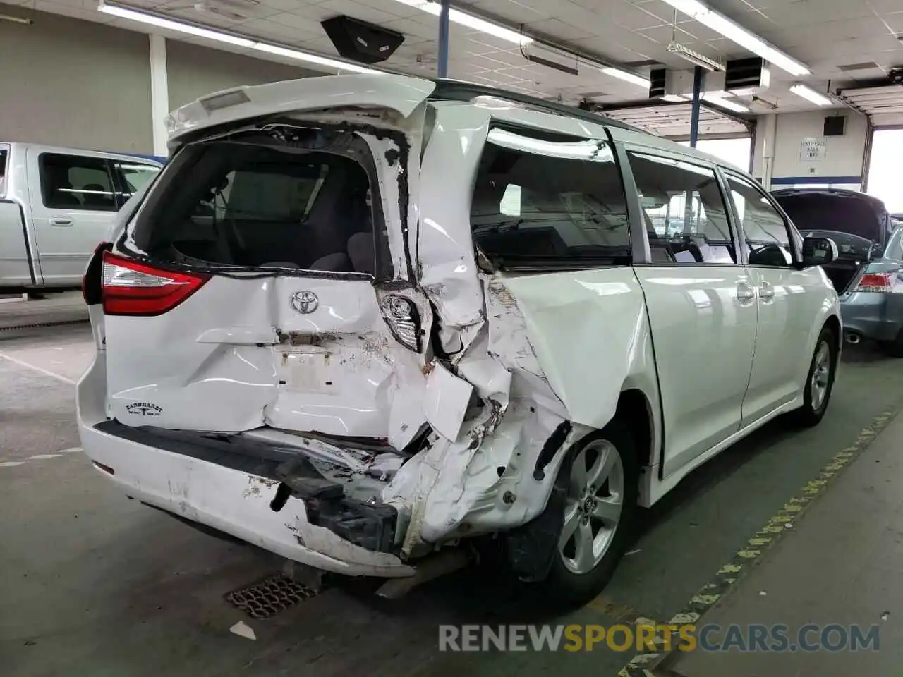 4 Photograph of a damaged car 5TDKZ3DC6KS002386 TOYOTA SIENNA 2019