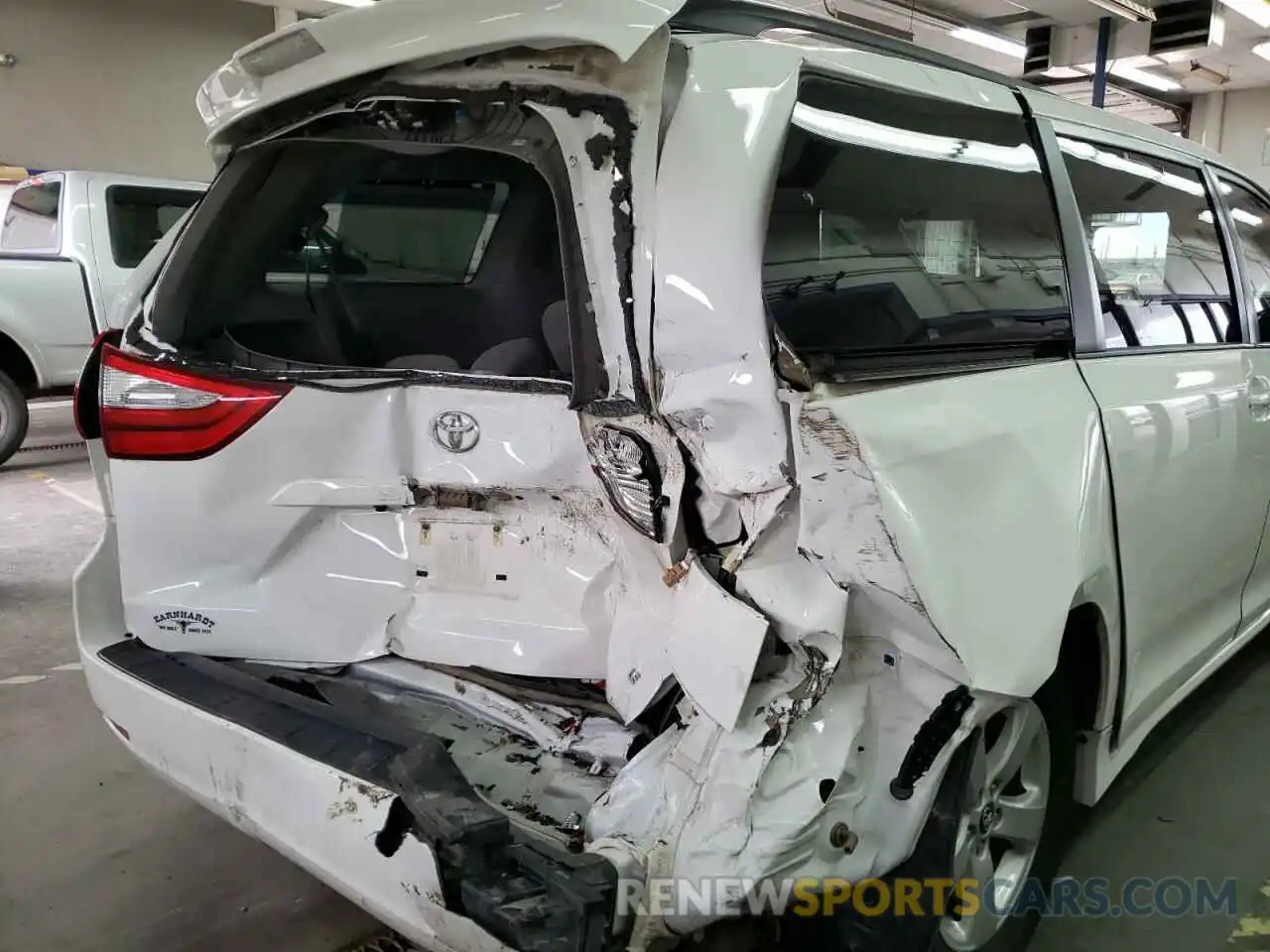 9 Photograph of a damaged car 5TDKZ3DC6KS002386 TOYOTA SIENNA 2019