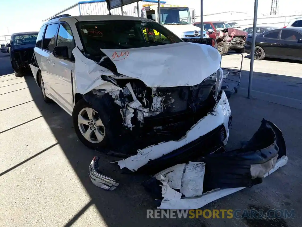 1 Photograph of a damaged car 5TDKZ3DC6KS007927 TOYOTA SIENNA 2019