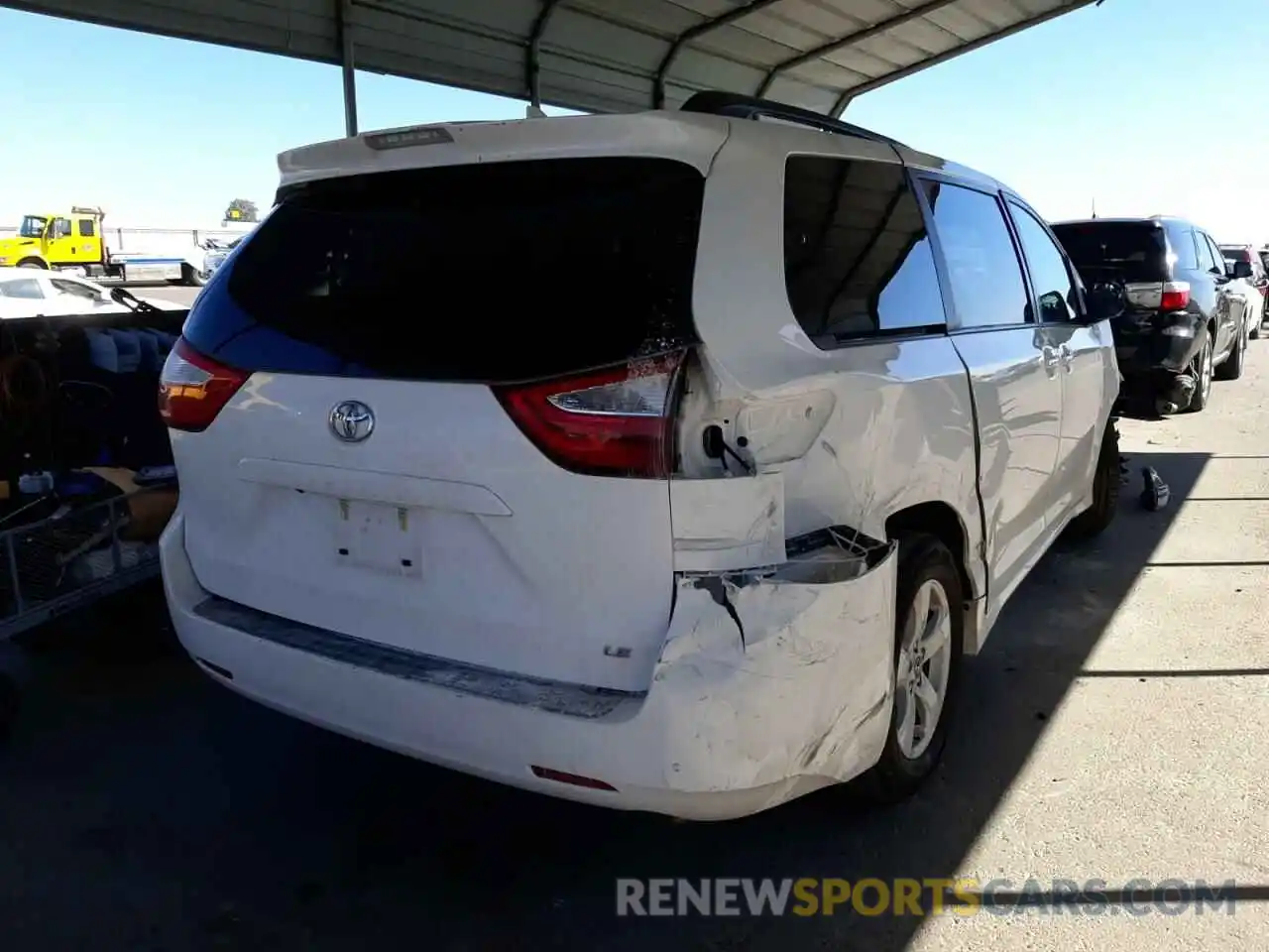 4 Photograph of a damaged car 5TDKZ3DC6KS007927 TOYOTA SIENNA 2019