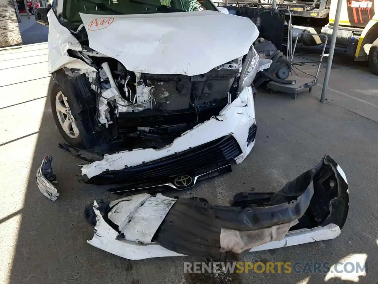 9 Photograph of a damaged car 5TDKZ3DC6KS007927 TOYOTA SIENNA 2019