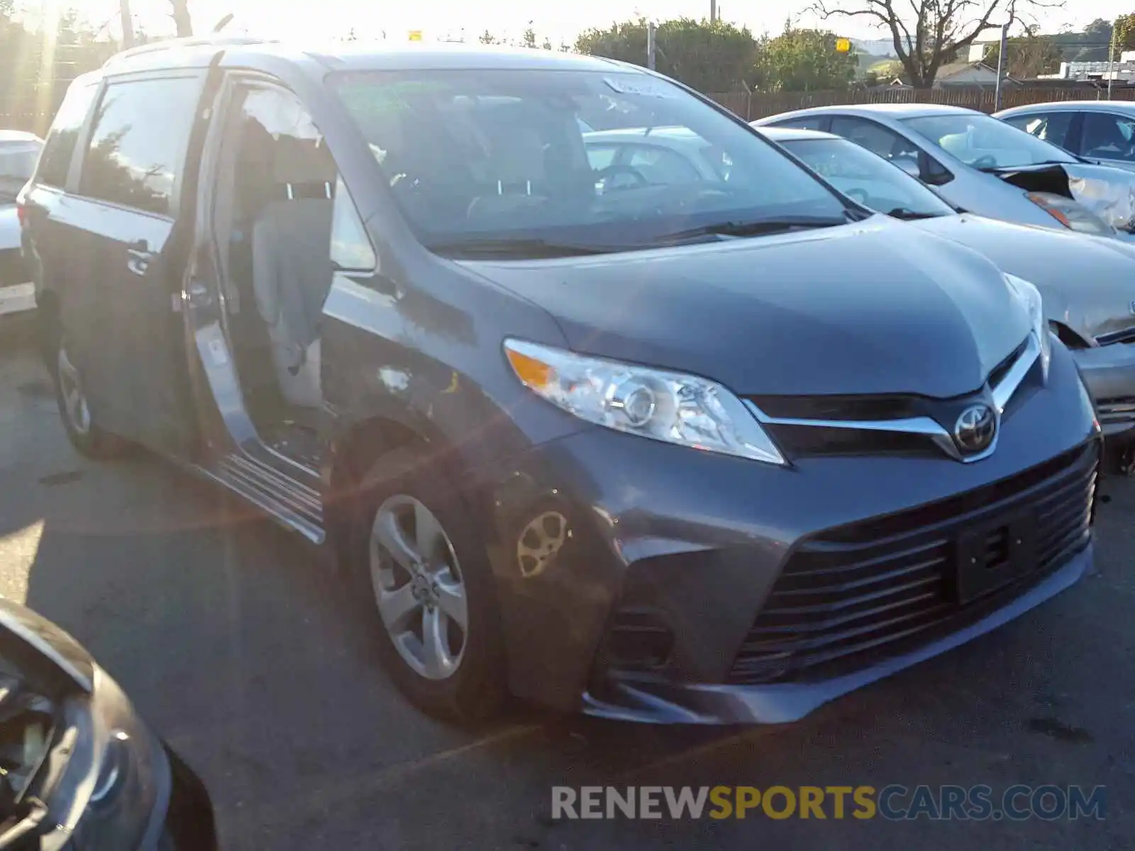 1 Photograph of a damaged car 5TDKZ3DC6KS012545 TOYOTA SIENNA 2019