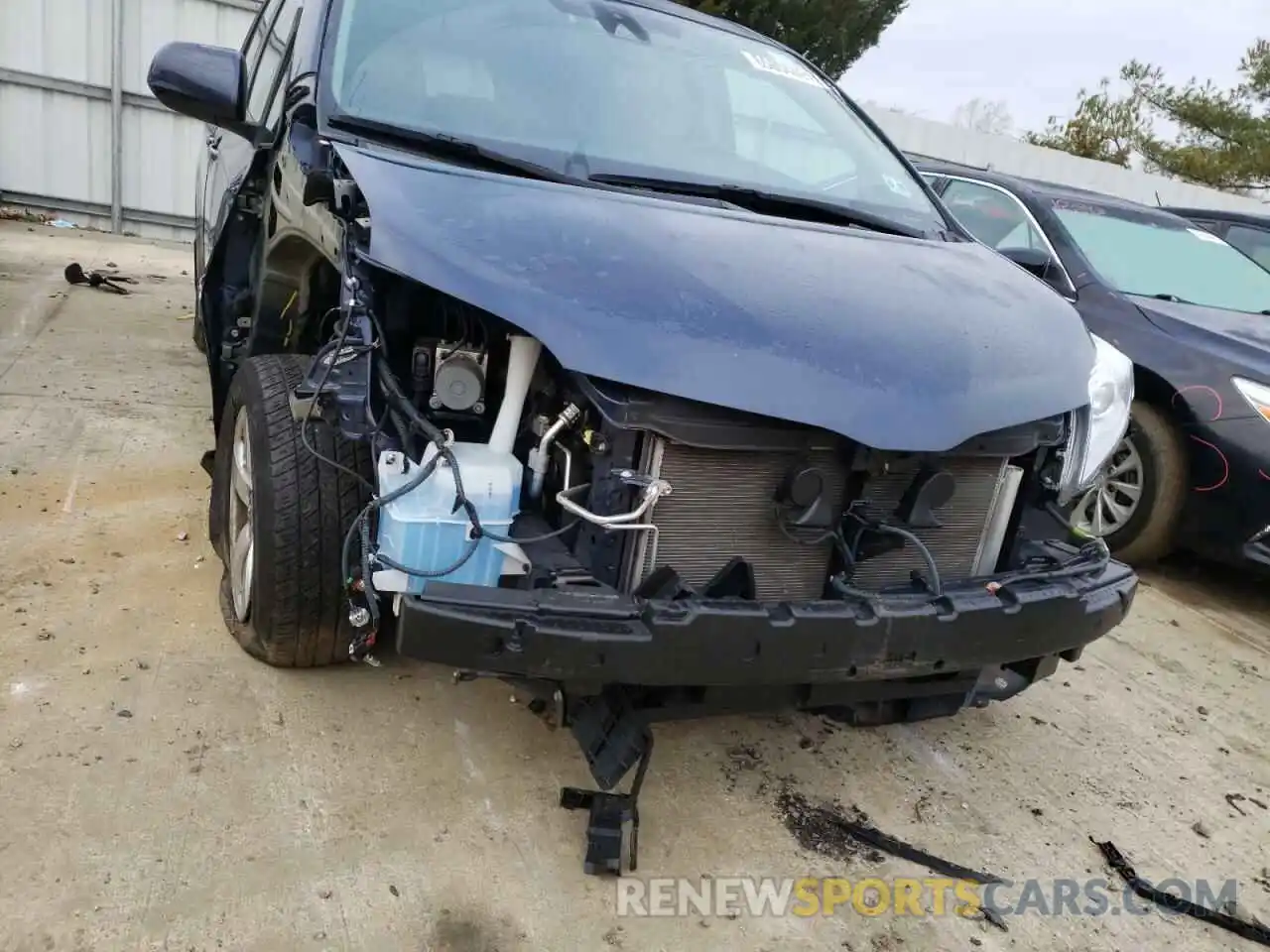 9 Photograph of a damaged car 5TDKZ3DC6KS014635 TOYOTA SIENNA 2019