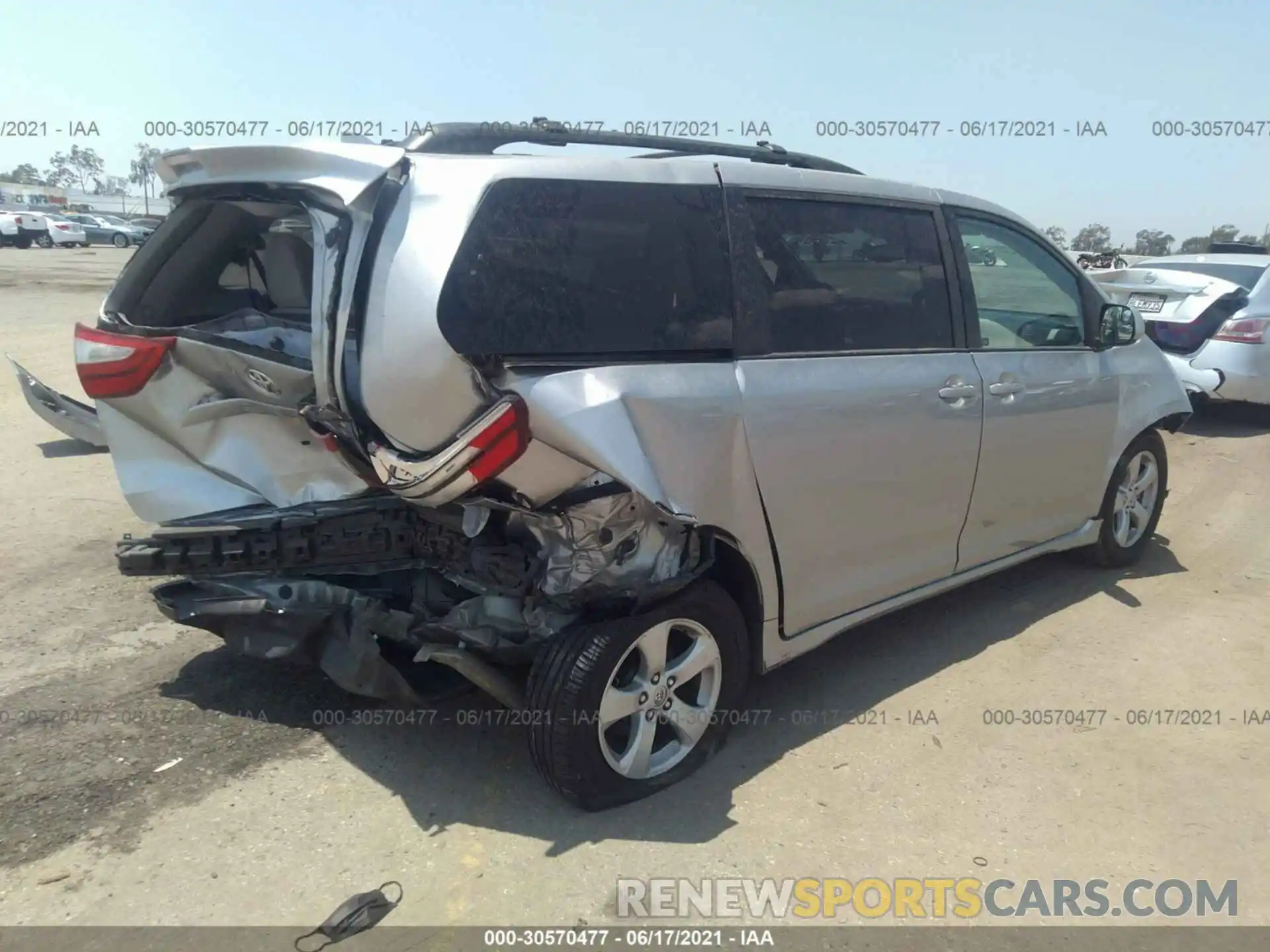 4 Photograph of a damaged car 5TDKZ3DC6KS019401 TOYOTA SIENNA 2019