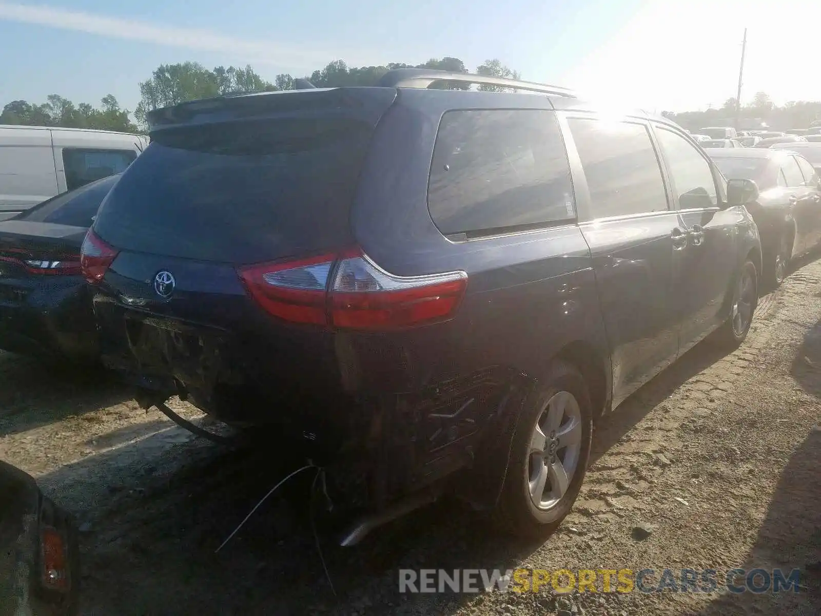 4 Photograph of a damaged car 5TDKZ3DC6KS019527 TOYOTA SIENNA 2019