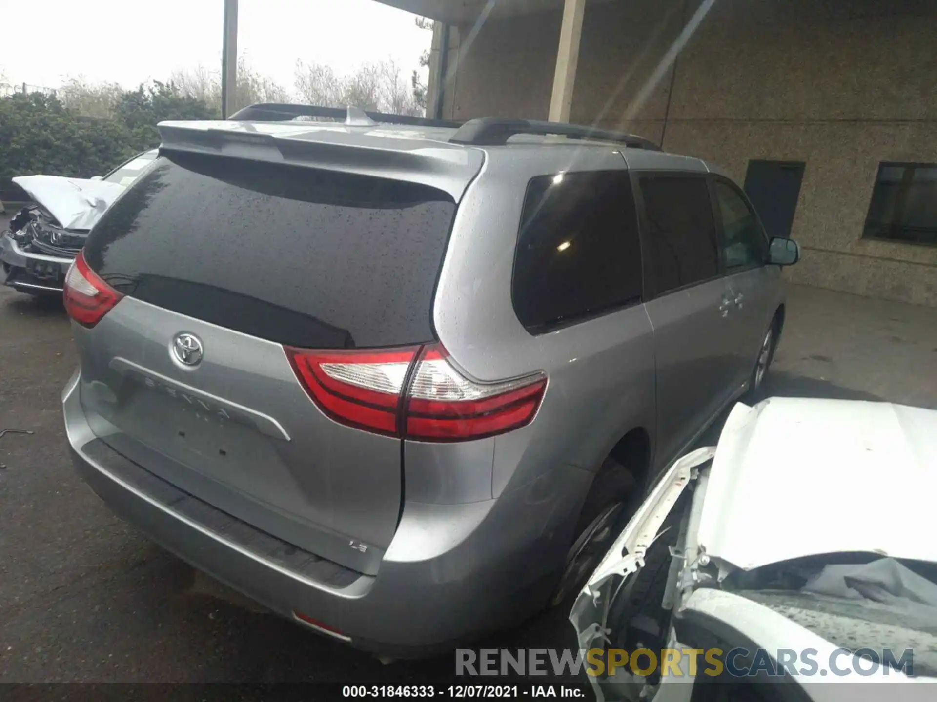 4 Photograph of a damaged car 5TDKZ3DC6KS969158 TOYOTA SIENNA 2019