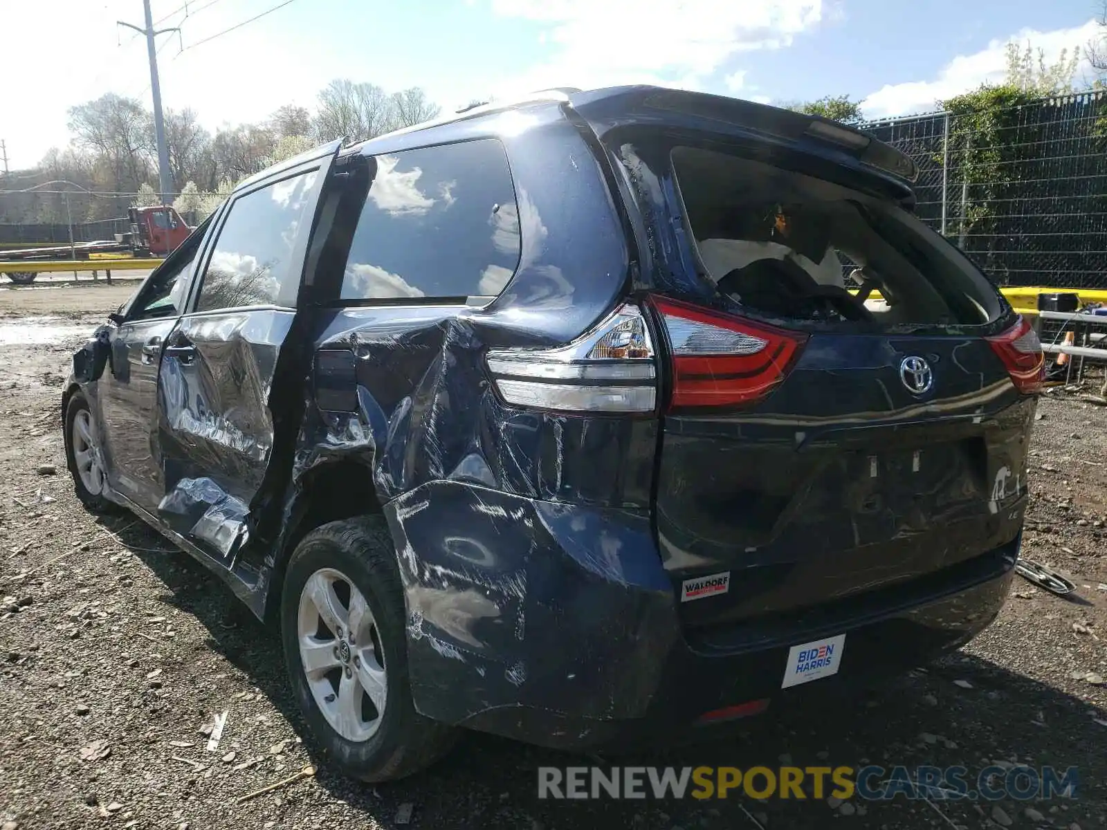 3 Photograph of a damaged car 5TDKZ3DC6KS971377 TOYOTA SIENNA 2019