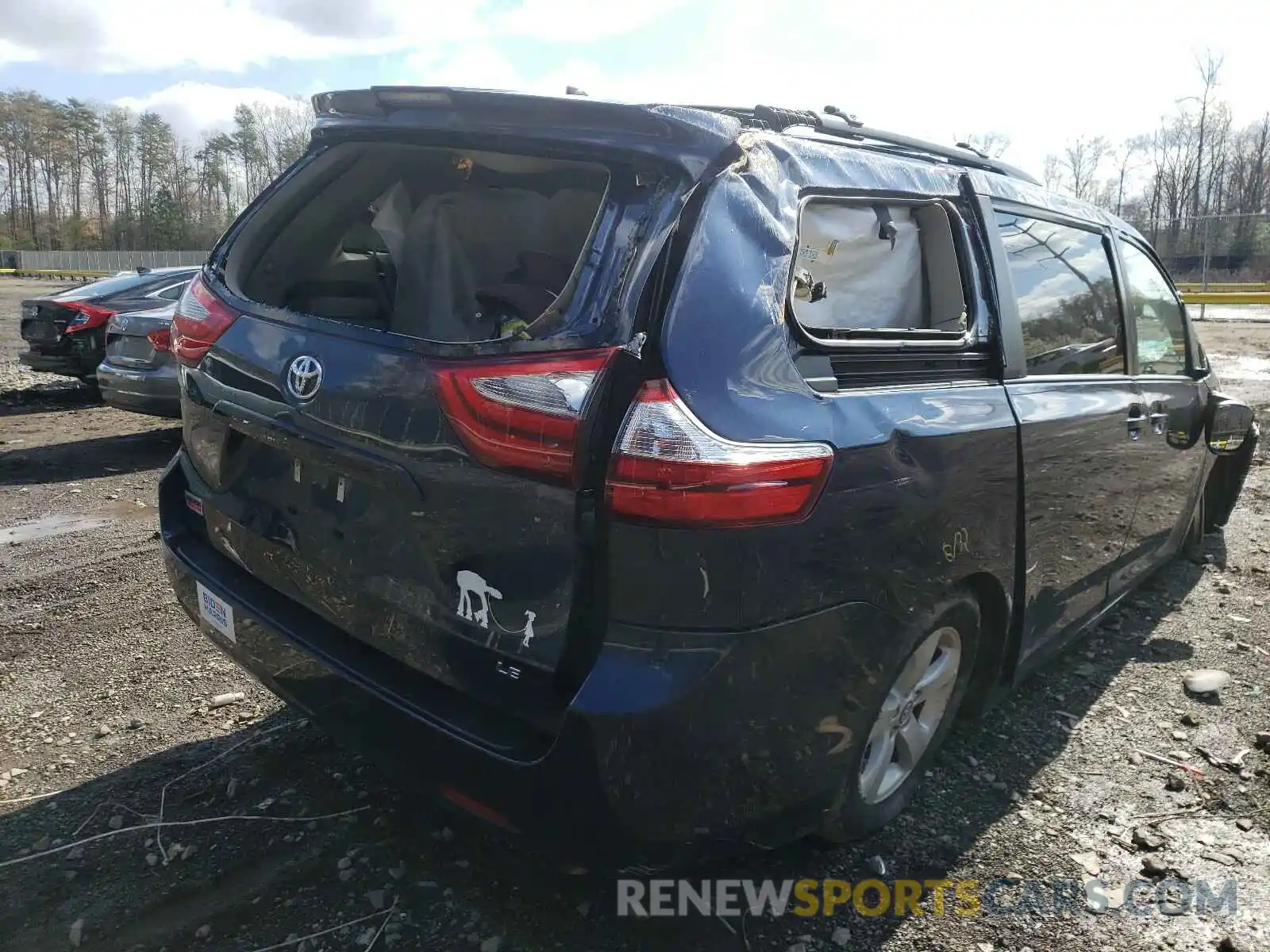 4 Photograph of a damaged car 5TDKZ3DC6KS971377 TOYOTA SIENNA 2019