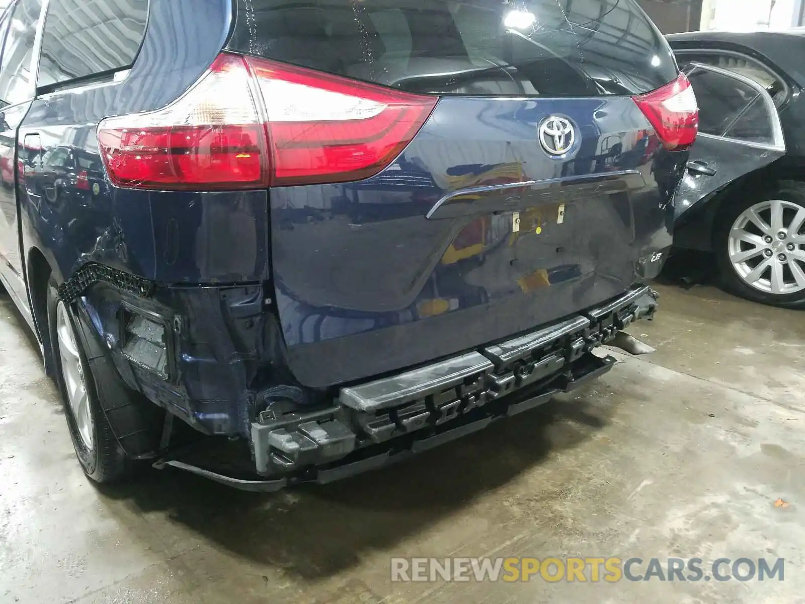 9 Photograph of a damaged car 5TDKZ3DC6KS993895 TOYOTA SIENNA 2019