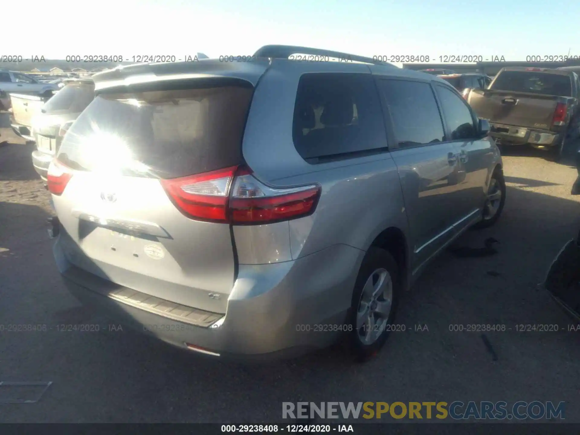 4 Photograph of a damaged car 5TDKZ3DC6KS995694 TOYOTA SIENNA 2019