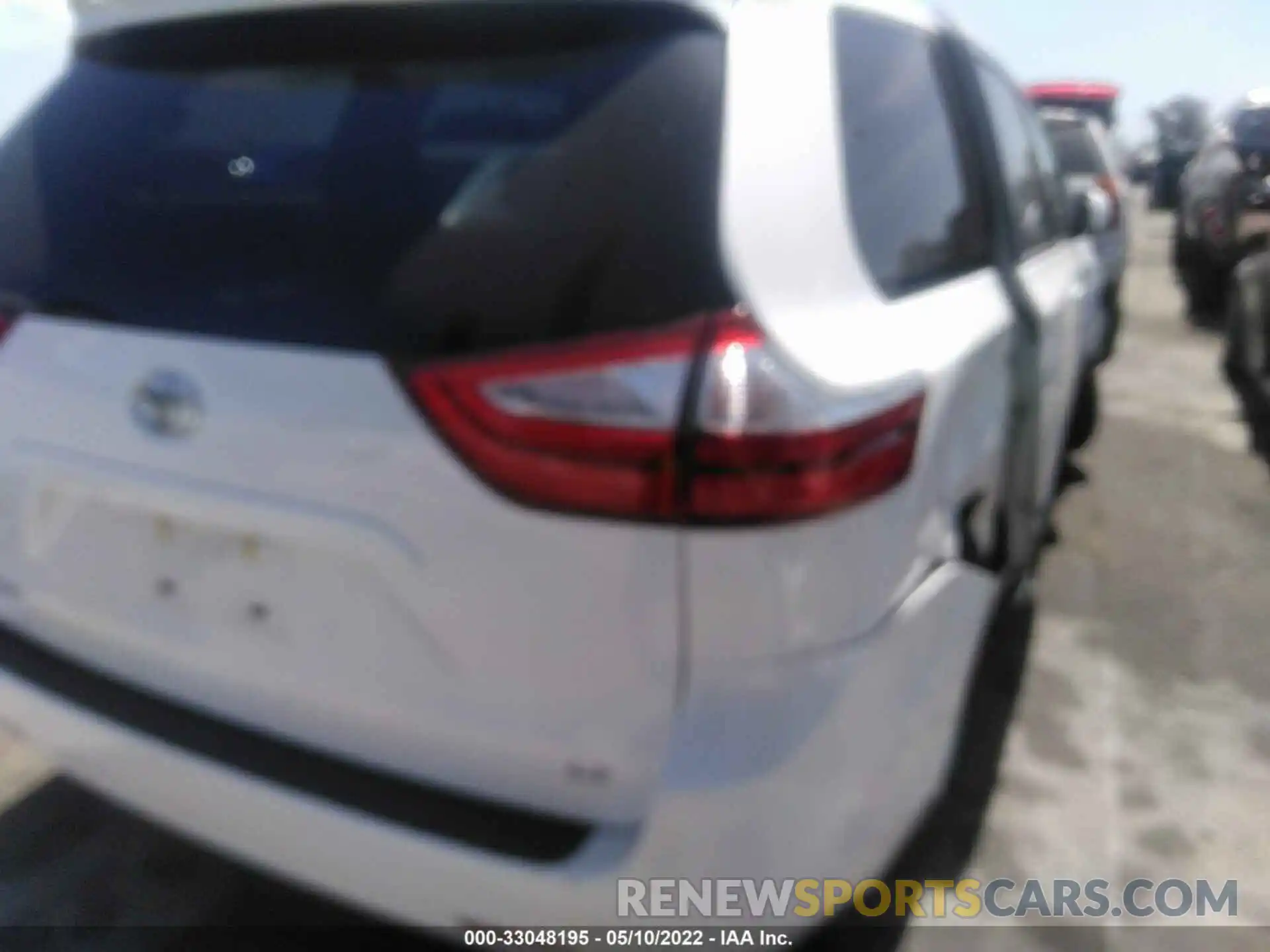 4 Photograph of a damaged car 5TDKZ3DC6KS997025 TOYOTA SIENNA 2019