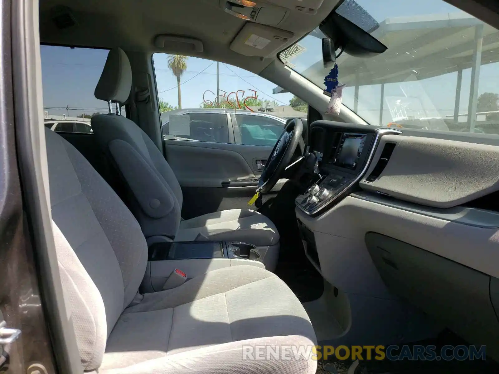 5 Photograph of a damaged car 5TDKZ3DC7KS006270 TOYOTA SIENNA 2019