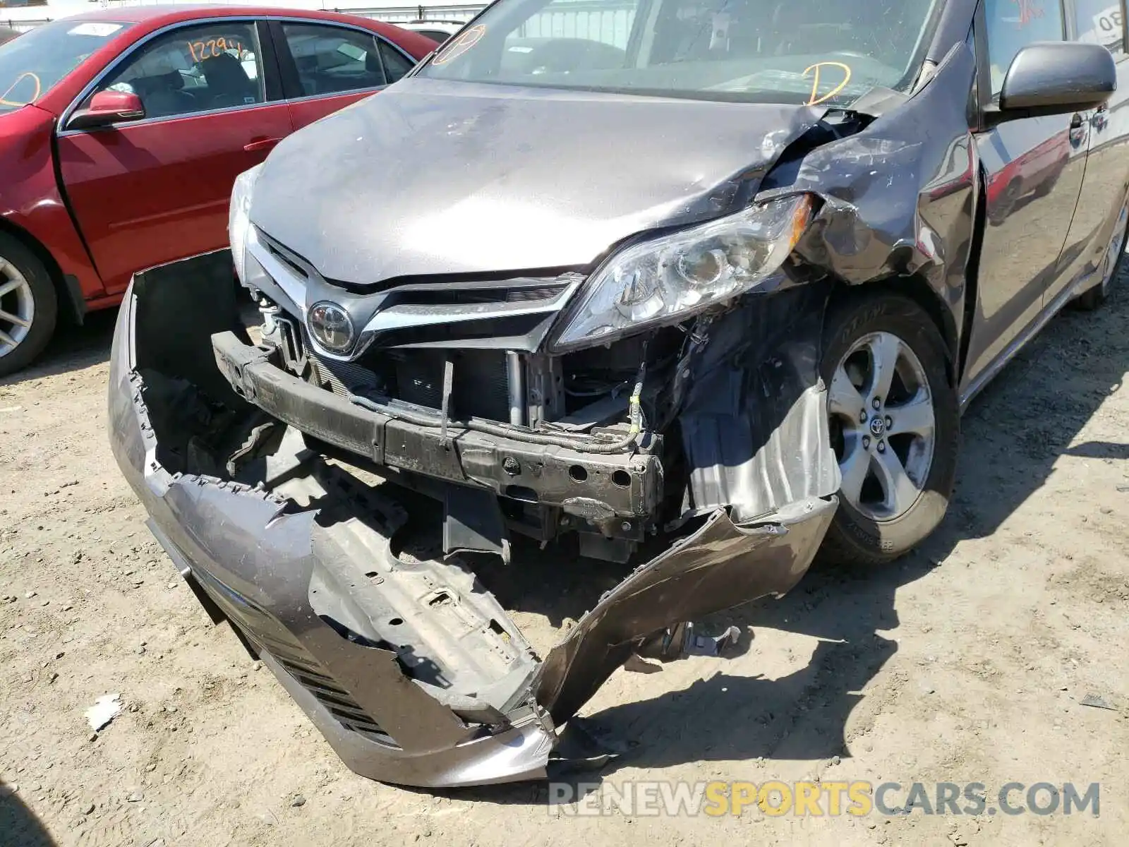 9 Photograph of a damaged car 5TDKZ3DC7KS006270 TOYOTA SIENNA 2019