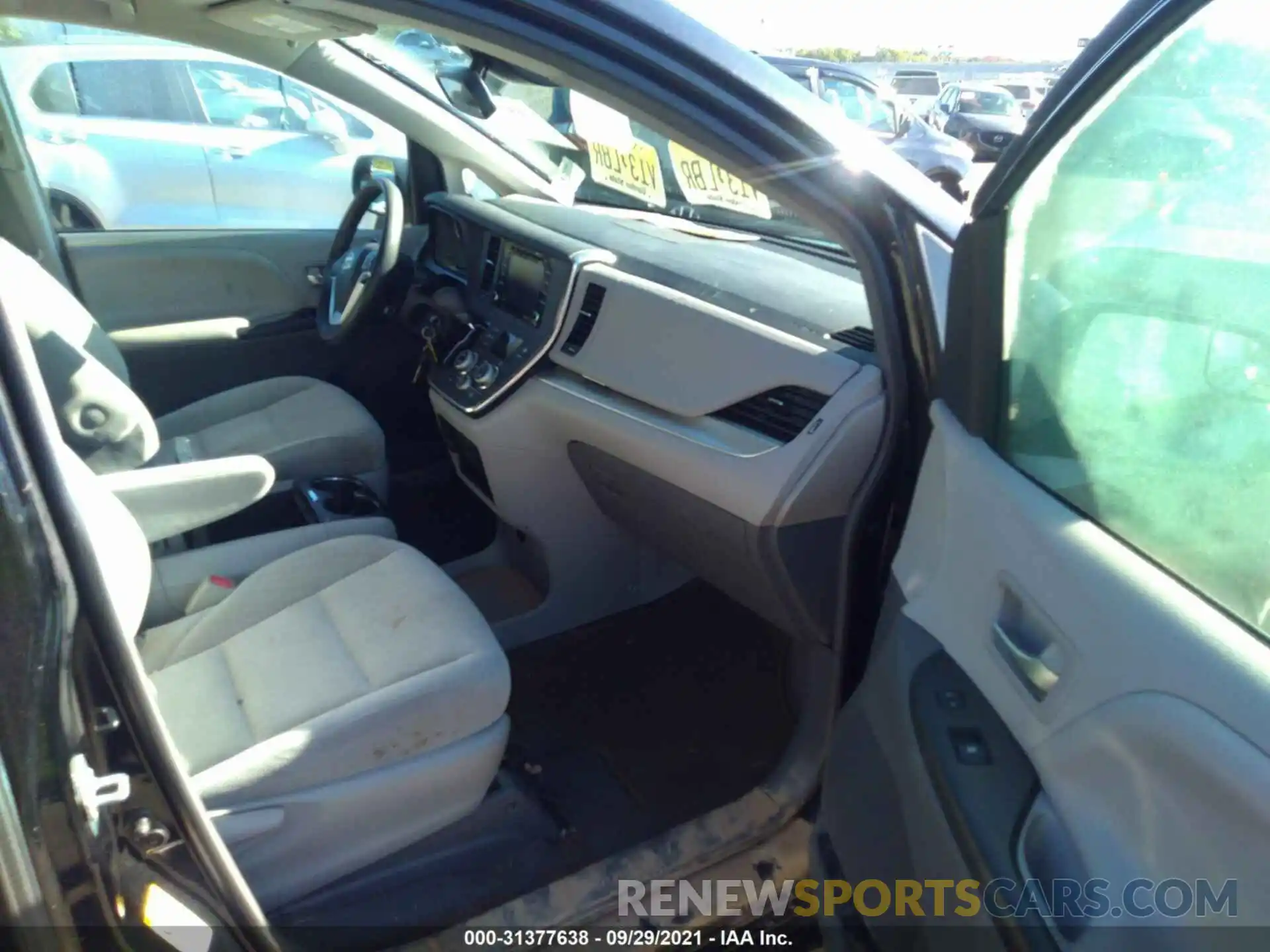 5 Photograph of a damaged car 5TDKZ3DC7KS007452 TOYOTA SIENNA 2019