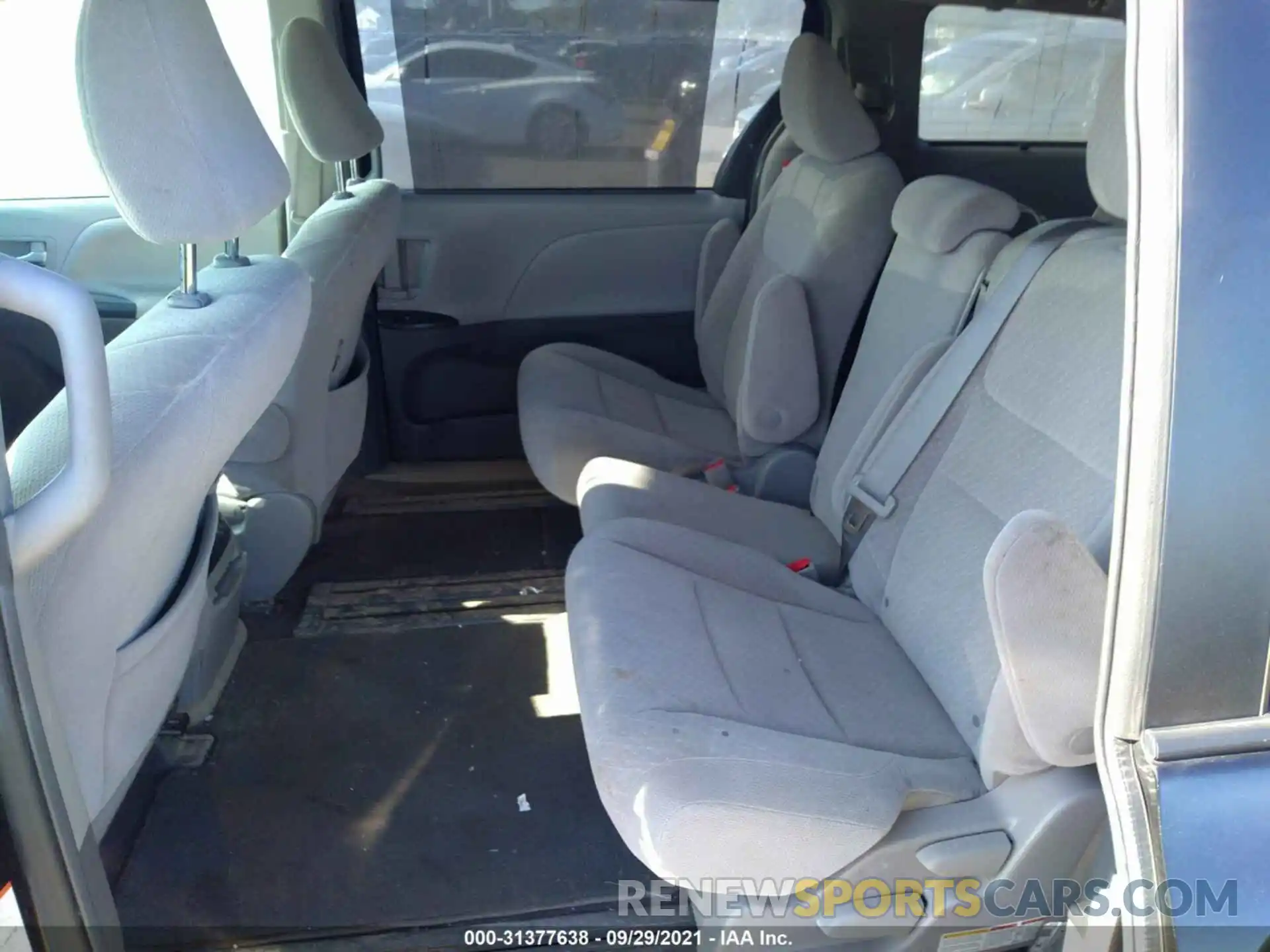 8 Photograph of a damaged car 5TDKZ3DC7KS007452 TOYOTA SIENNA 2019