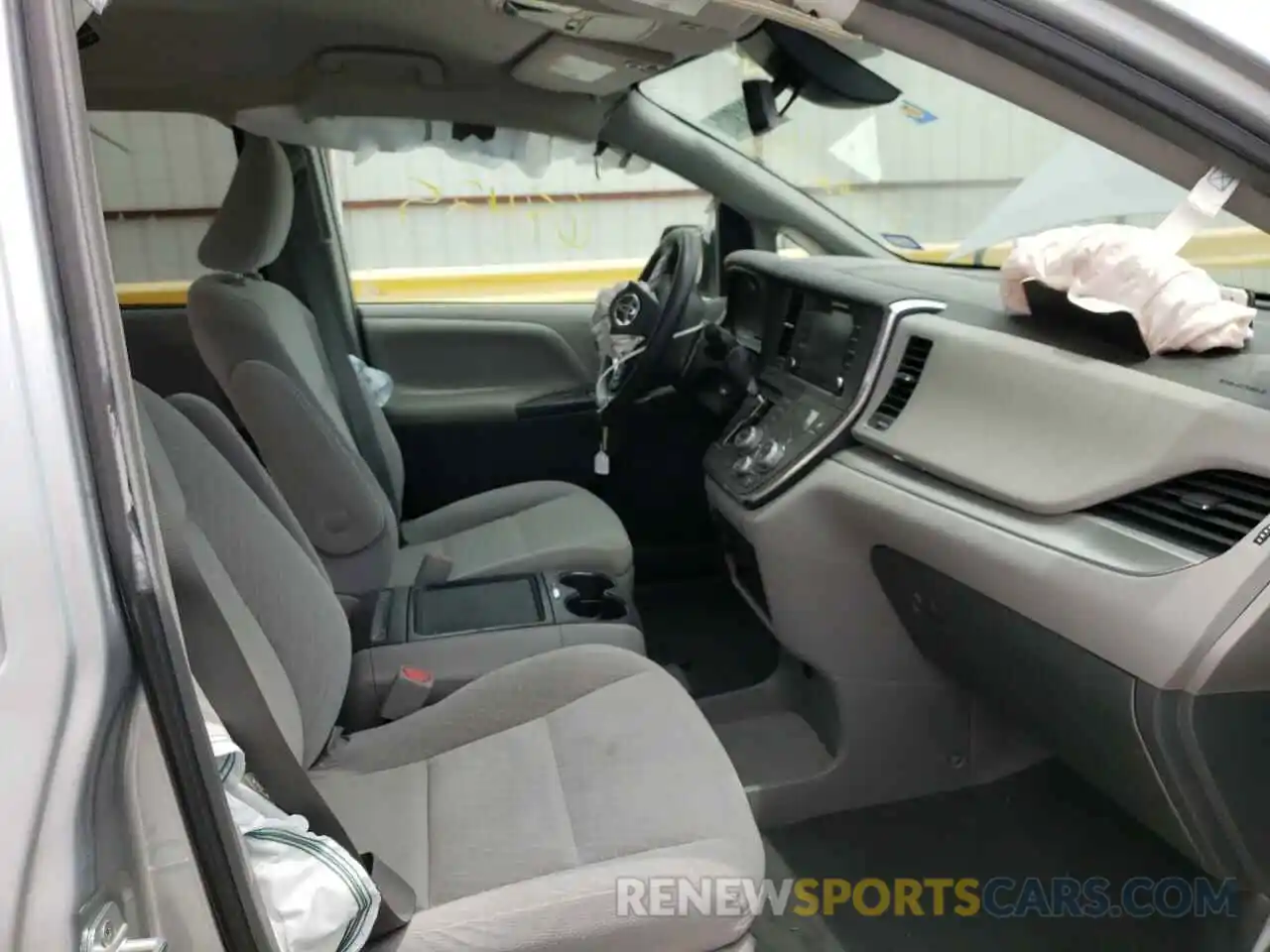 5 Photograph of a damaged car 5TDKZ3DC7KS009847 TOYOTA SIENNA 2019