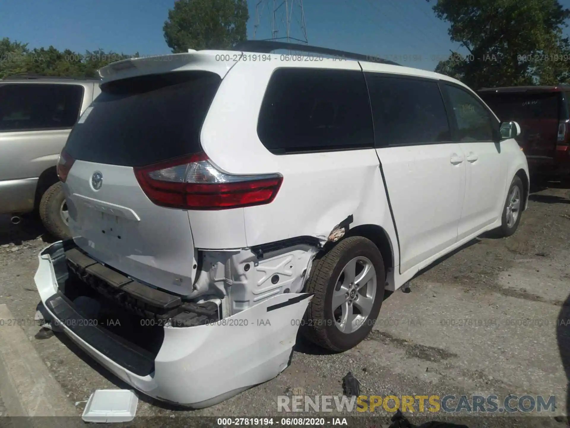 4 Photograph of a damaged car 5TDKZ3DC7KS011730 TOYOTA SIENNA 2019