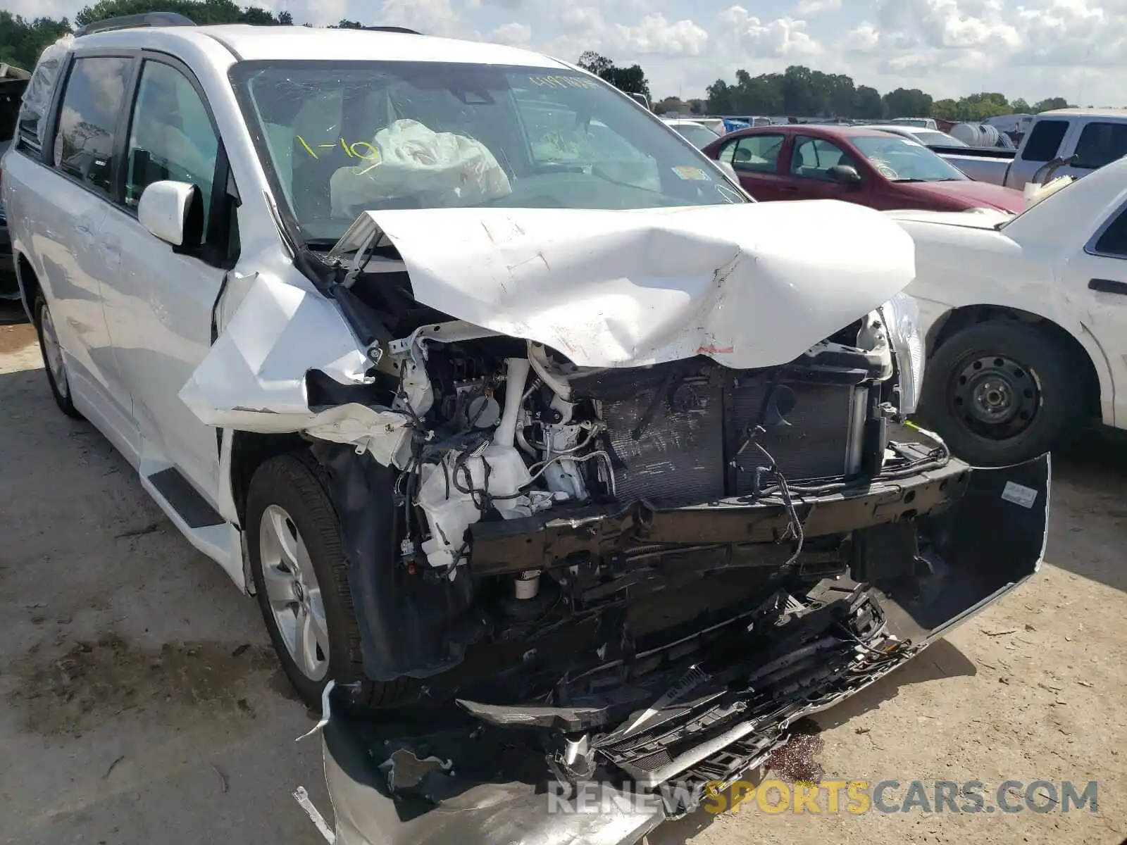 9 Photograph of a damaged car 5TDKZ3DC7KS013333 TOYOTA SIENNA 2019