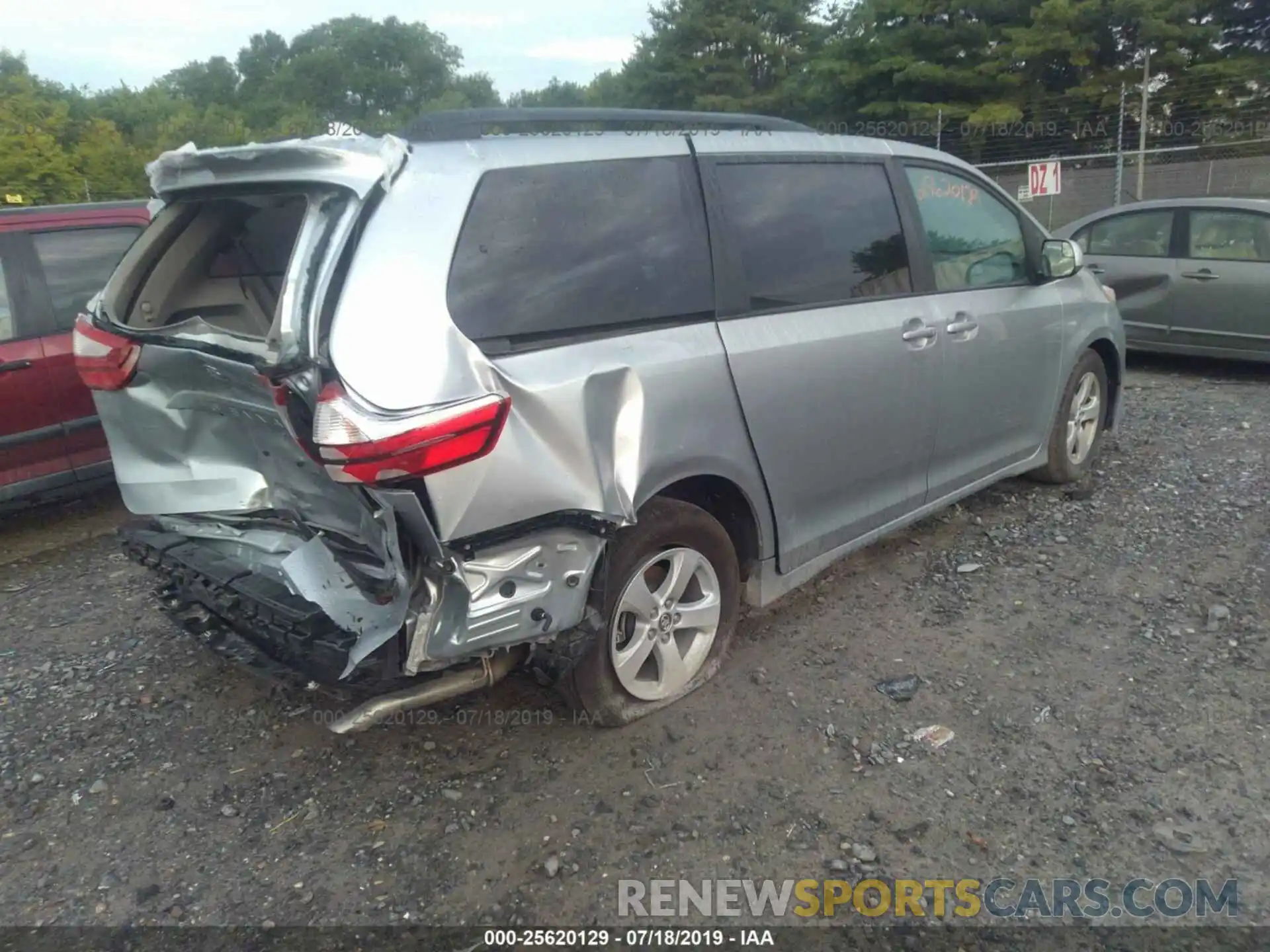 4 Photograph of a damaged car 5TDKZ3DC7KS017656 TOYOTA SIENNA 2019