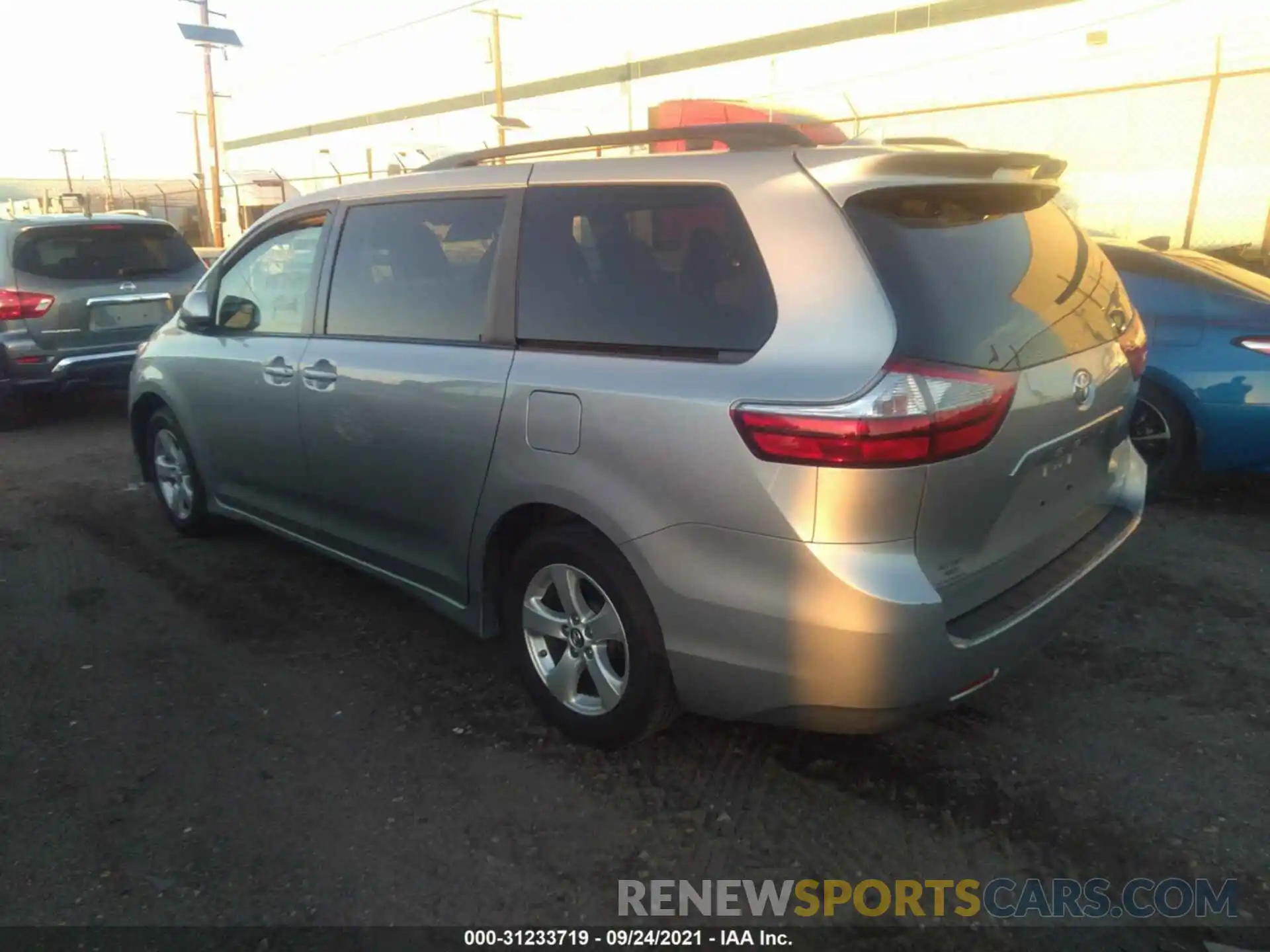 3 Фотография поврежденного автомобиля 5TDKZ3DC7KS018046 TOYOTA SIENNA 2019