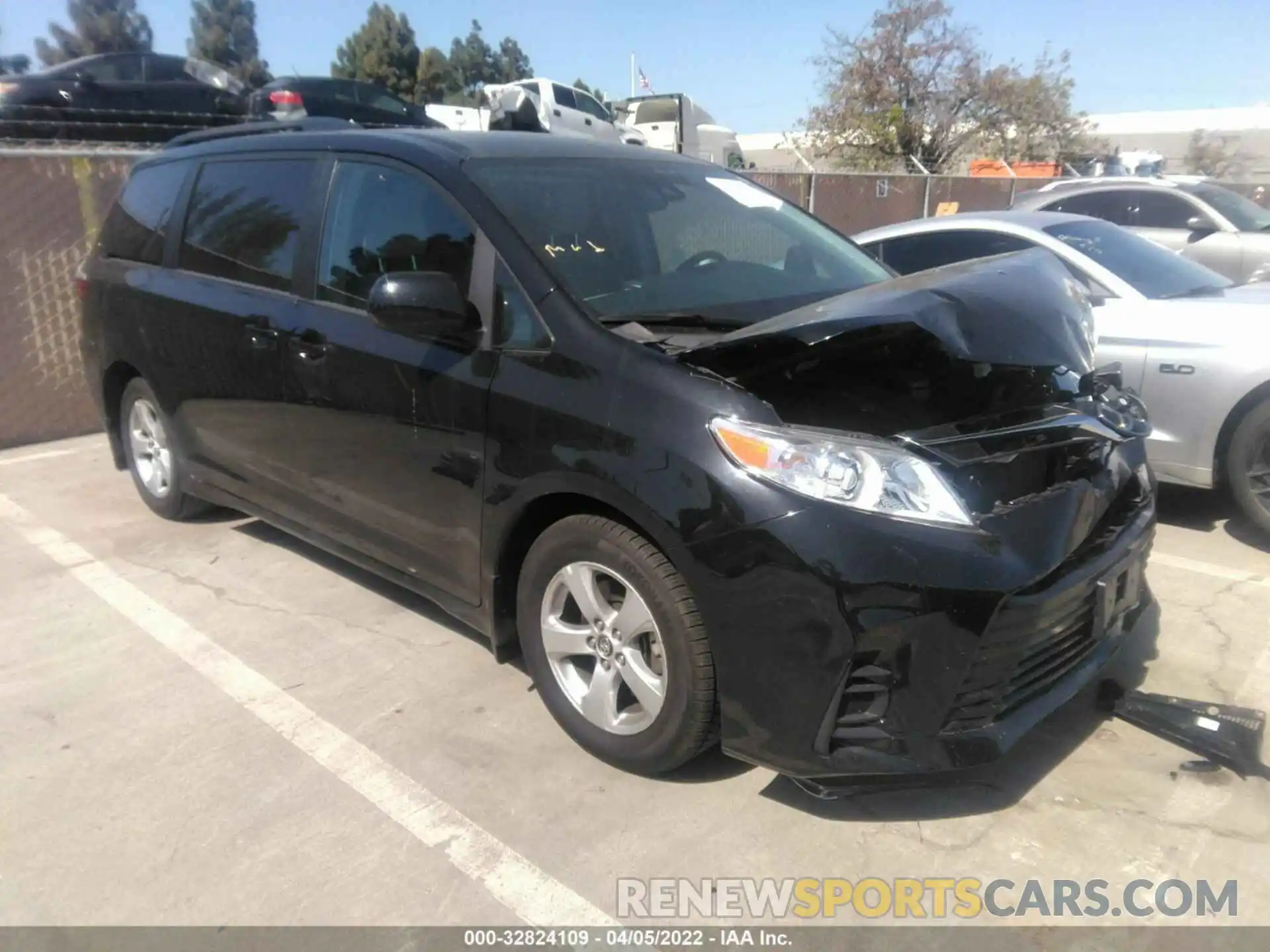 1 Photograph of a damaged car 5TDKZ3DC7KS019262 TOYOTA SIENNA 2019