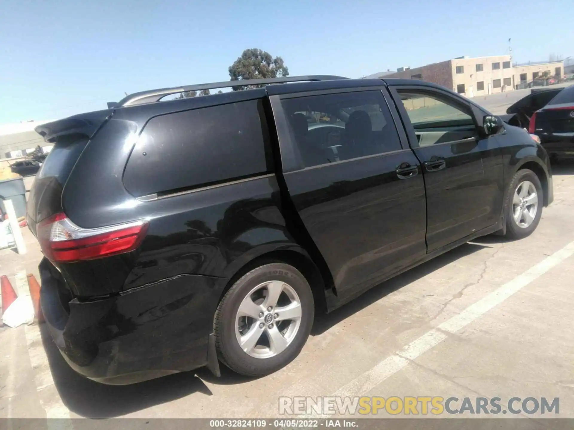 4 Photograph of a damaged car 5TDKZ3DC7KS019262 TOYOTA SIENNA 2019