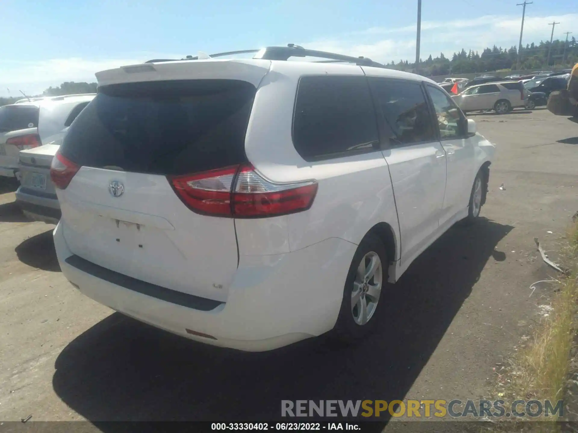 4 Photograph of a damaged car 5TDKZ3DC7KS019777 TOYOTA SIENNA 2019