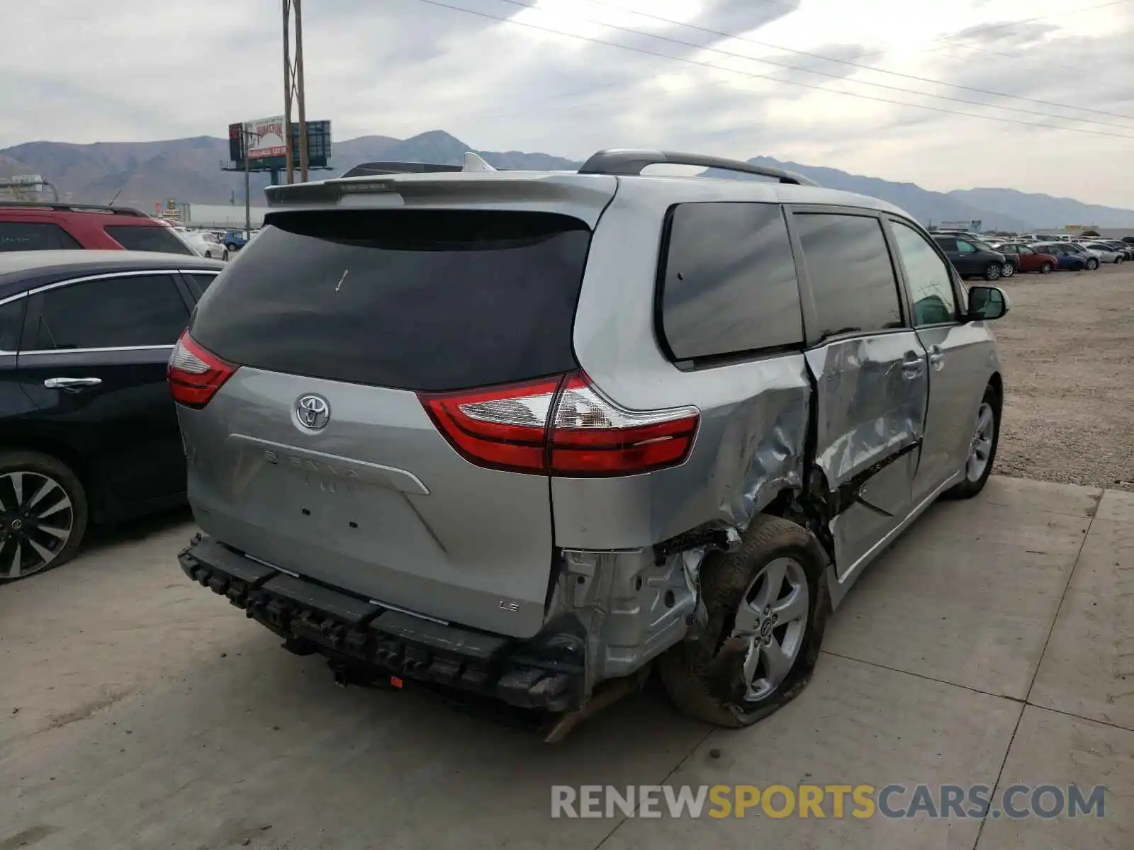 4 Photograph of a damaged car 5TDKZ3DC7KS969556 TOYOTA SIENNA 2019