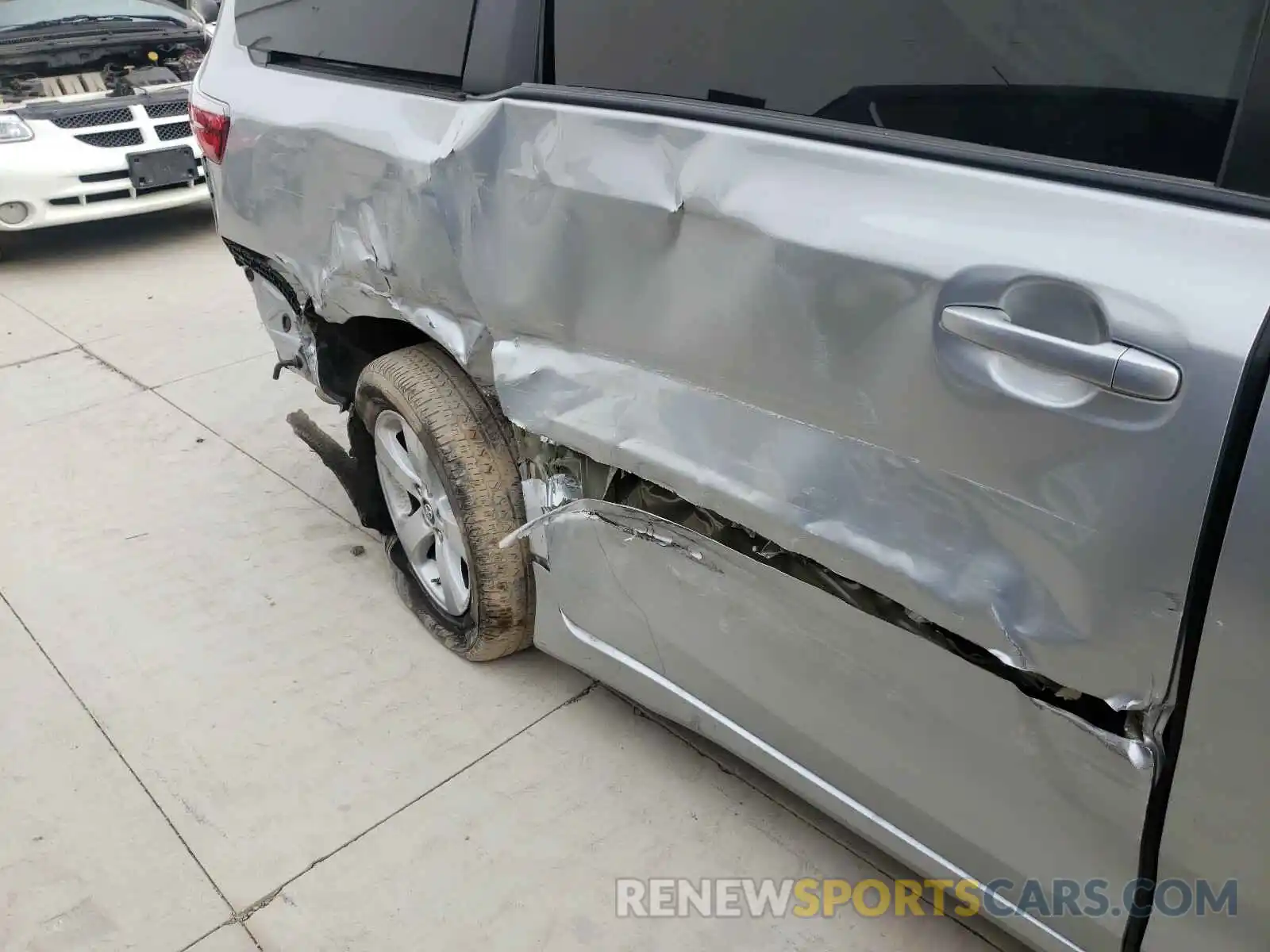 9 Photograph of a damaged car 5TDKZ3DC7KS969556 TOYOTA SIENNA 2019