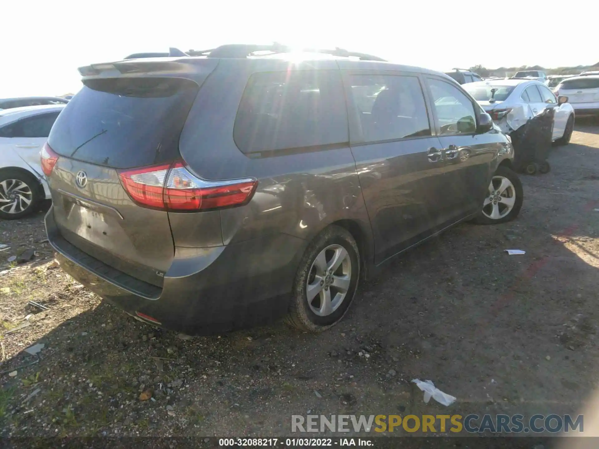 4 Фотография поврежденного автомобиля 5TDKZ3DC7KS972358 TOYOTA SIENNA 2019